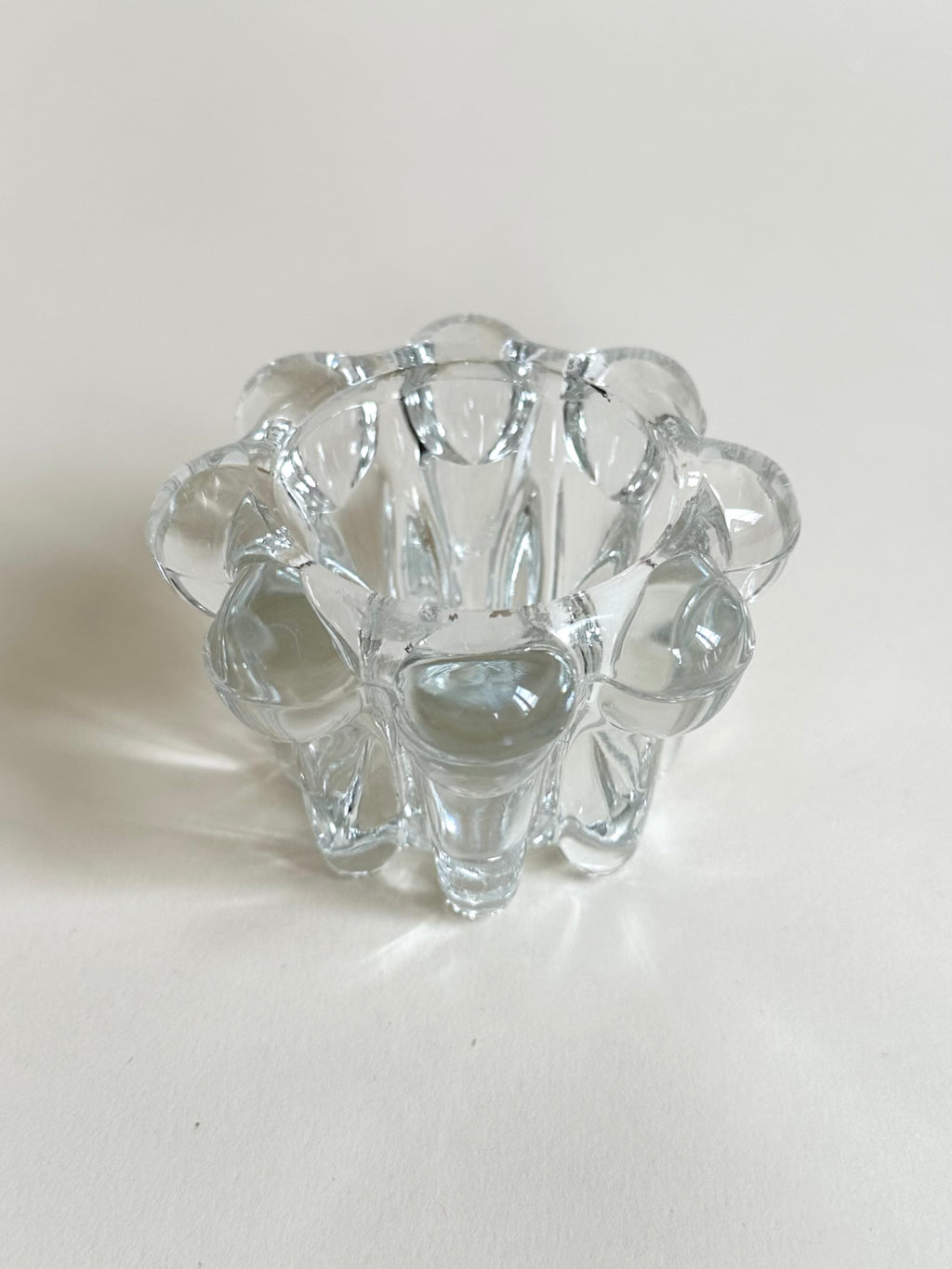 Bougeoir en verre moulé