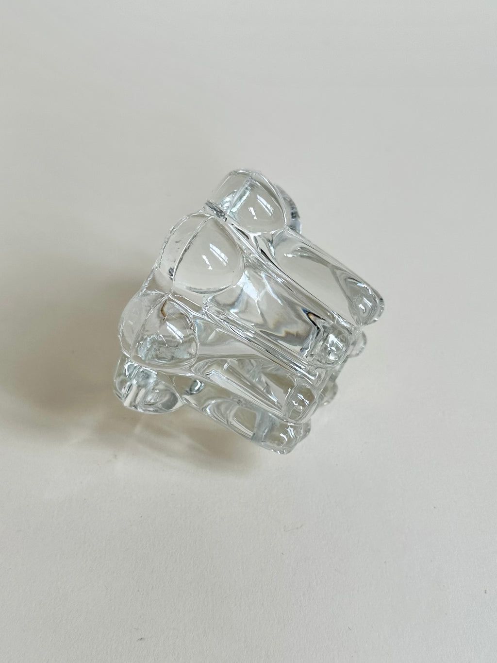 Bougeoir en verre moulé