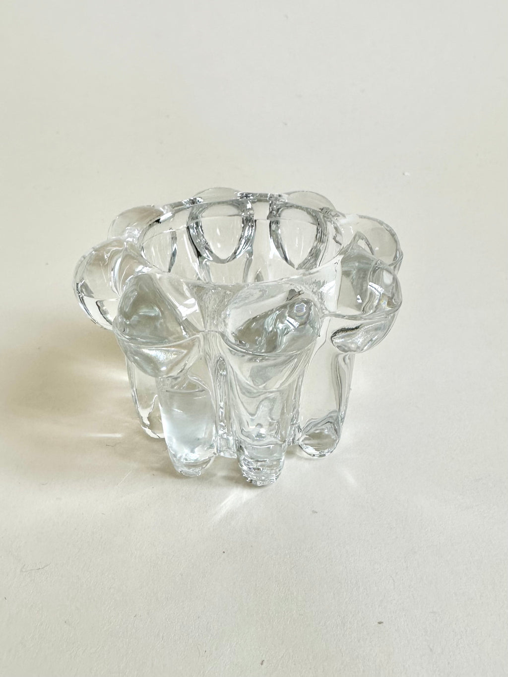 Bougeoir en verre moulé