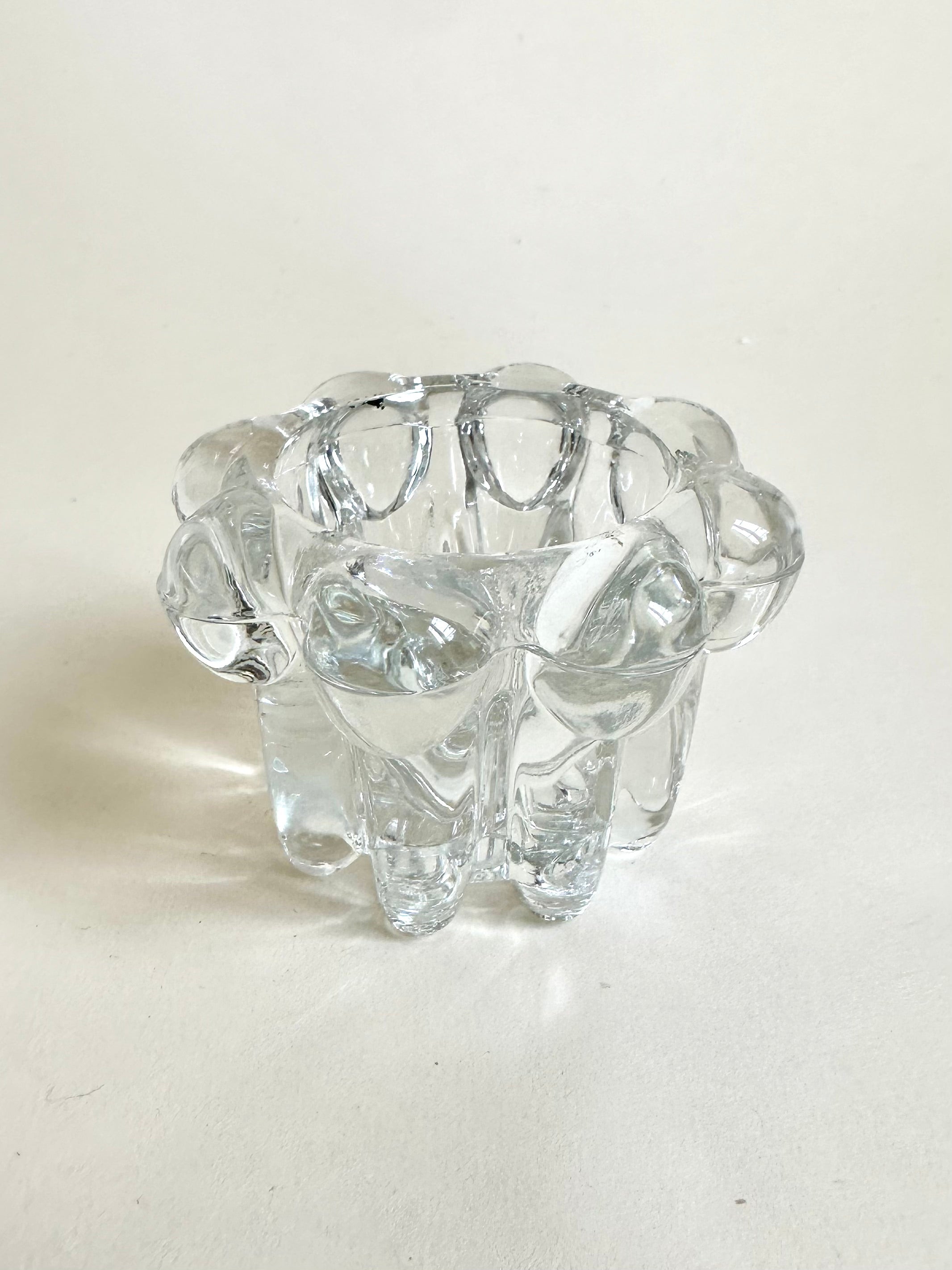 Bougeoir en verre moulé