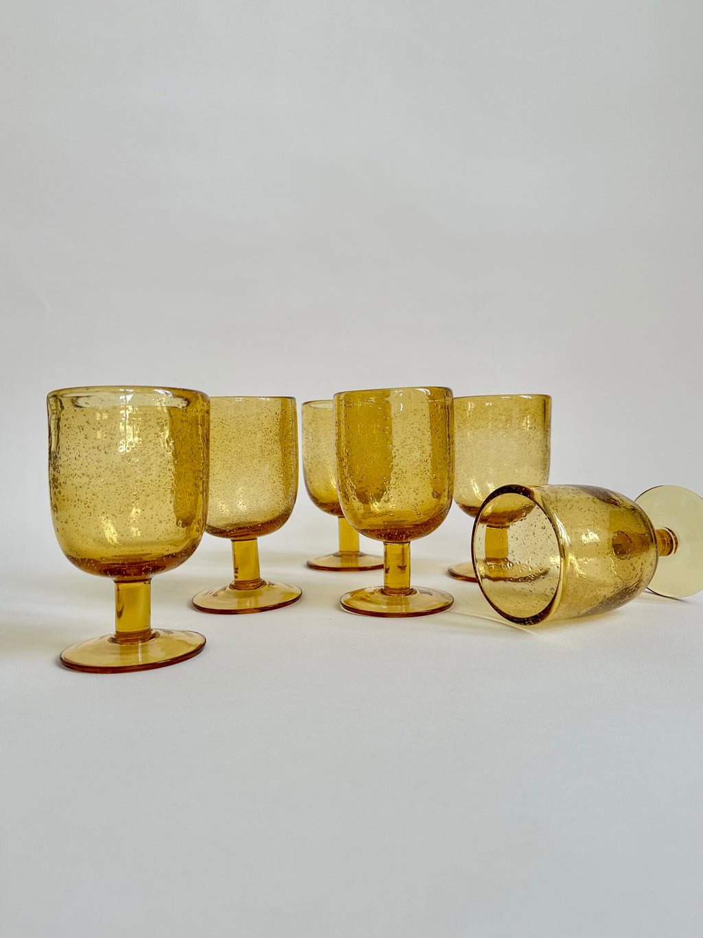 Set de six verres à pied en verre bullé jaune
