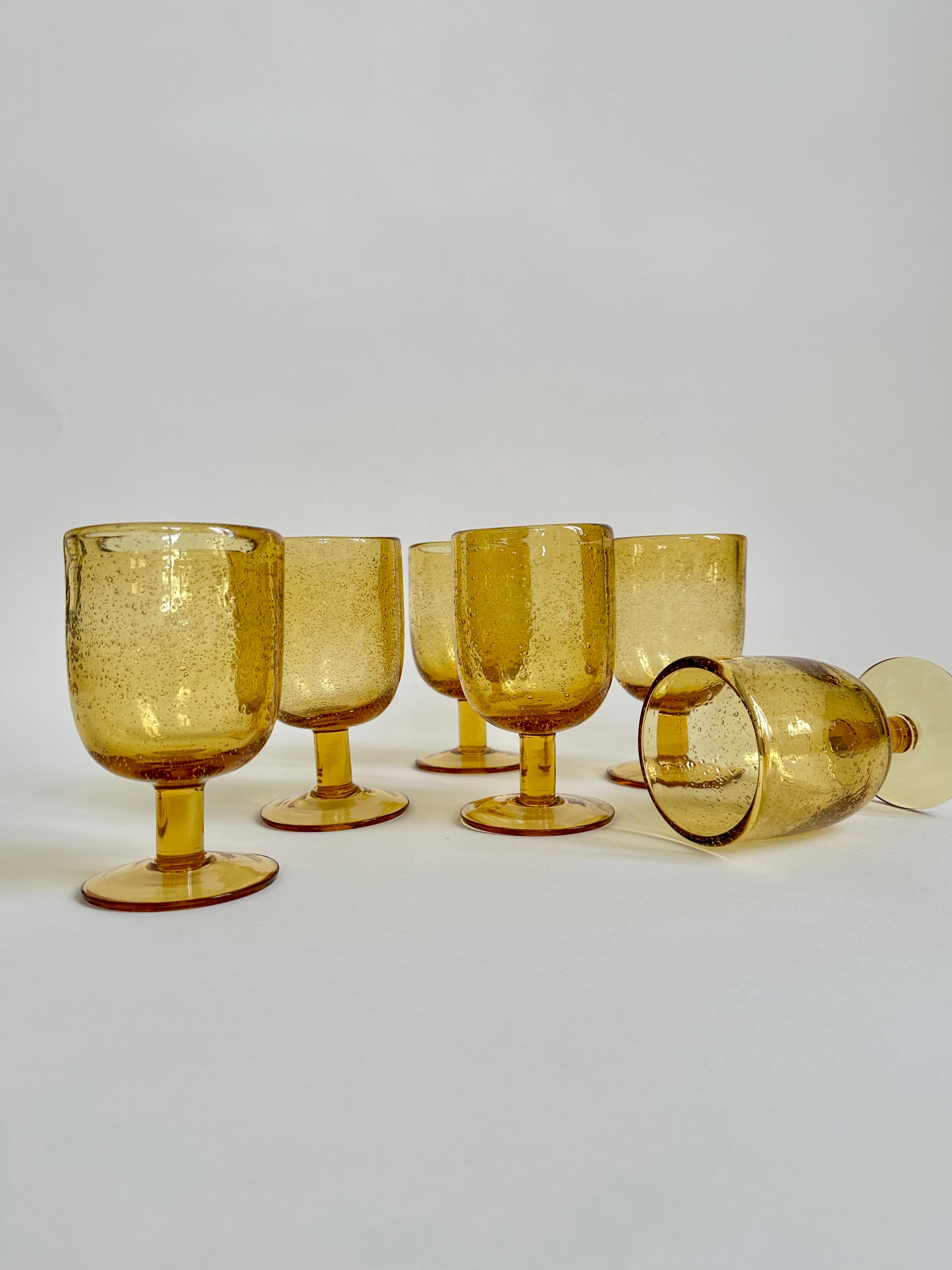 Set de six verres à pied en verre bullé jaune