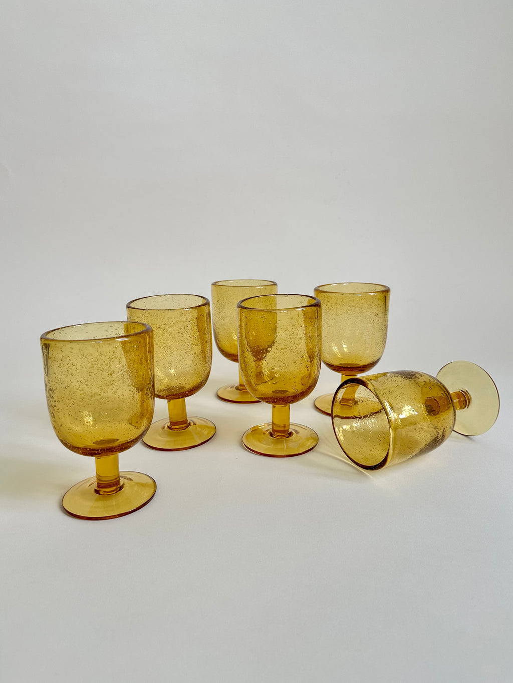 Set de six verres à pied en verre bullé jaune