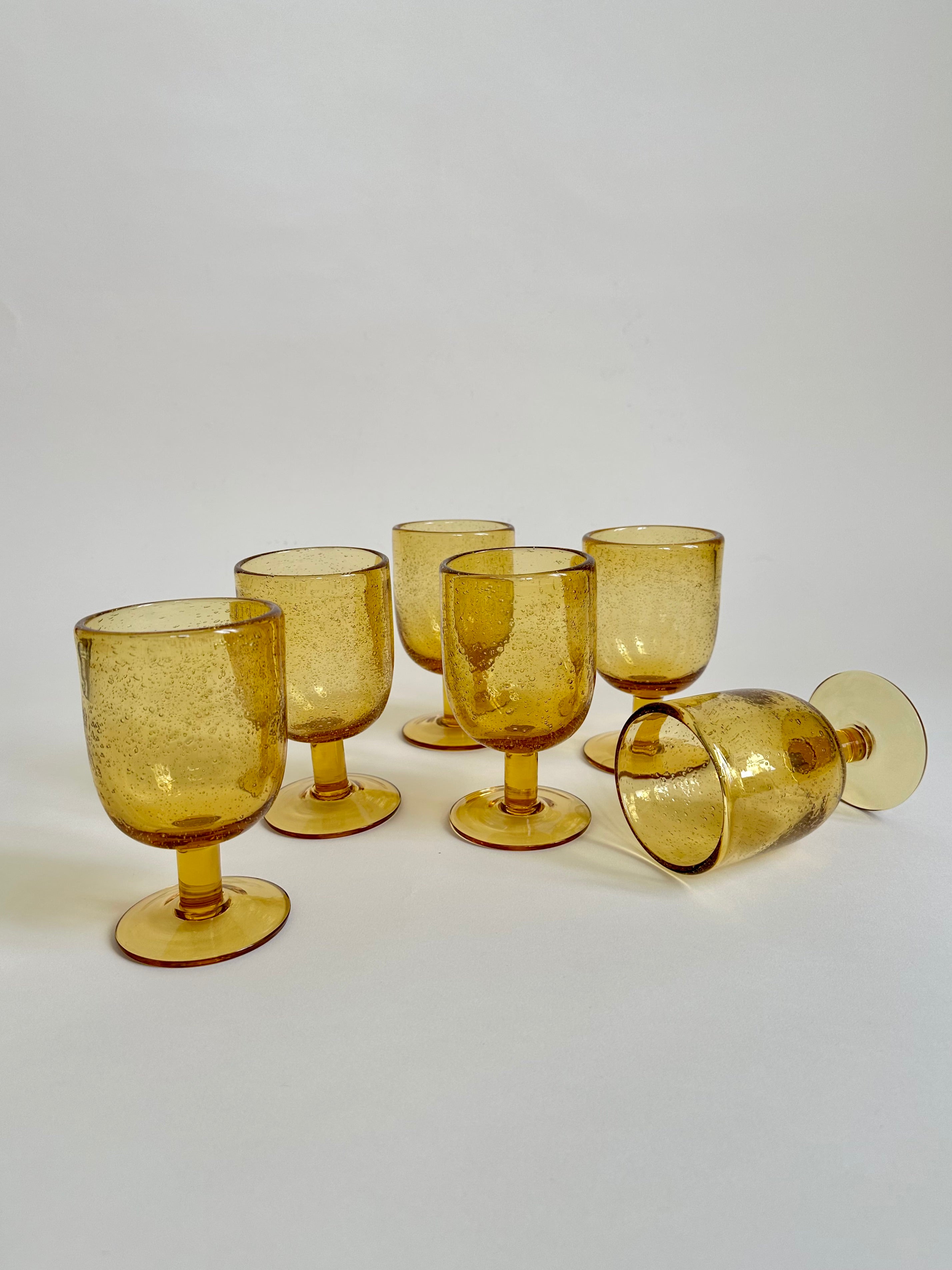 Set de six verres à pied en verre bullé jaune