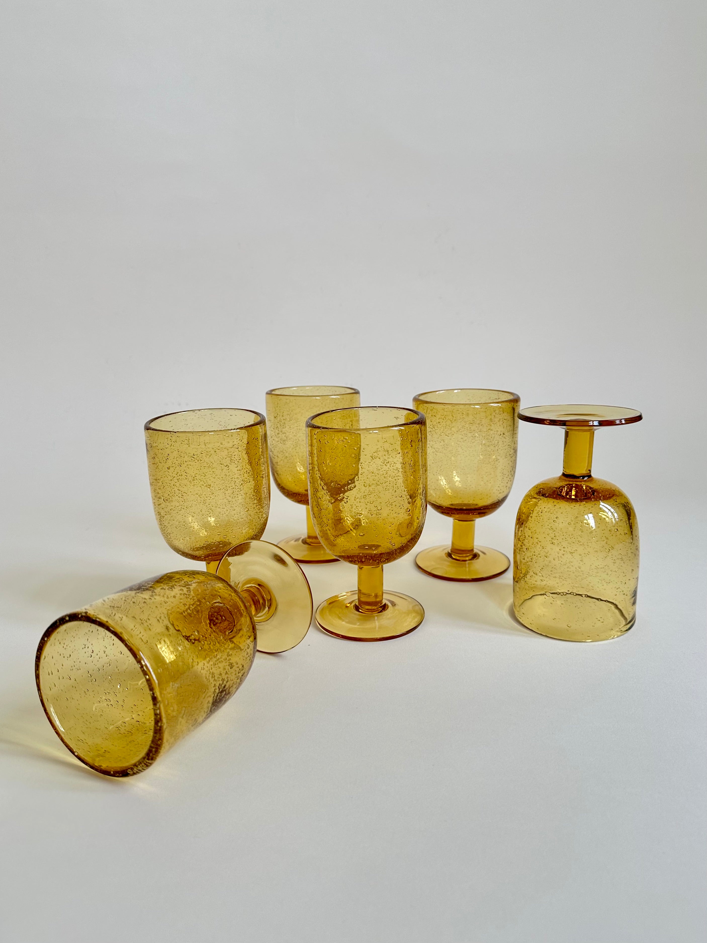 Set de six verres à pied en verre bullé jaune