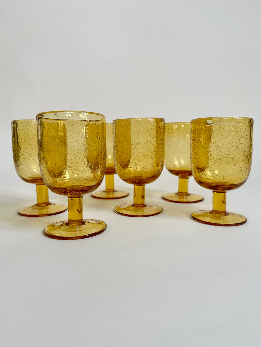 Set de six verres à pied en verre bullé jaune