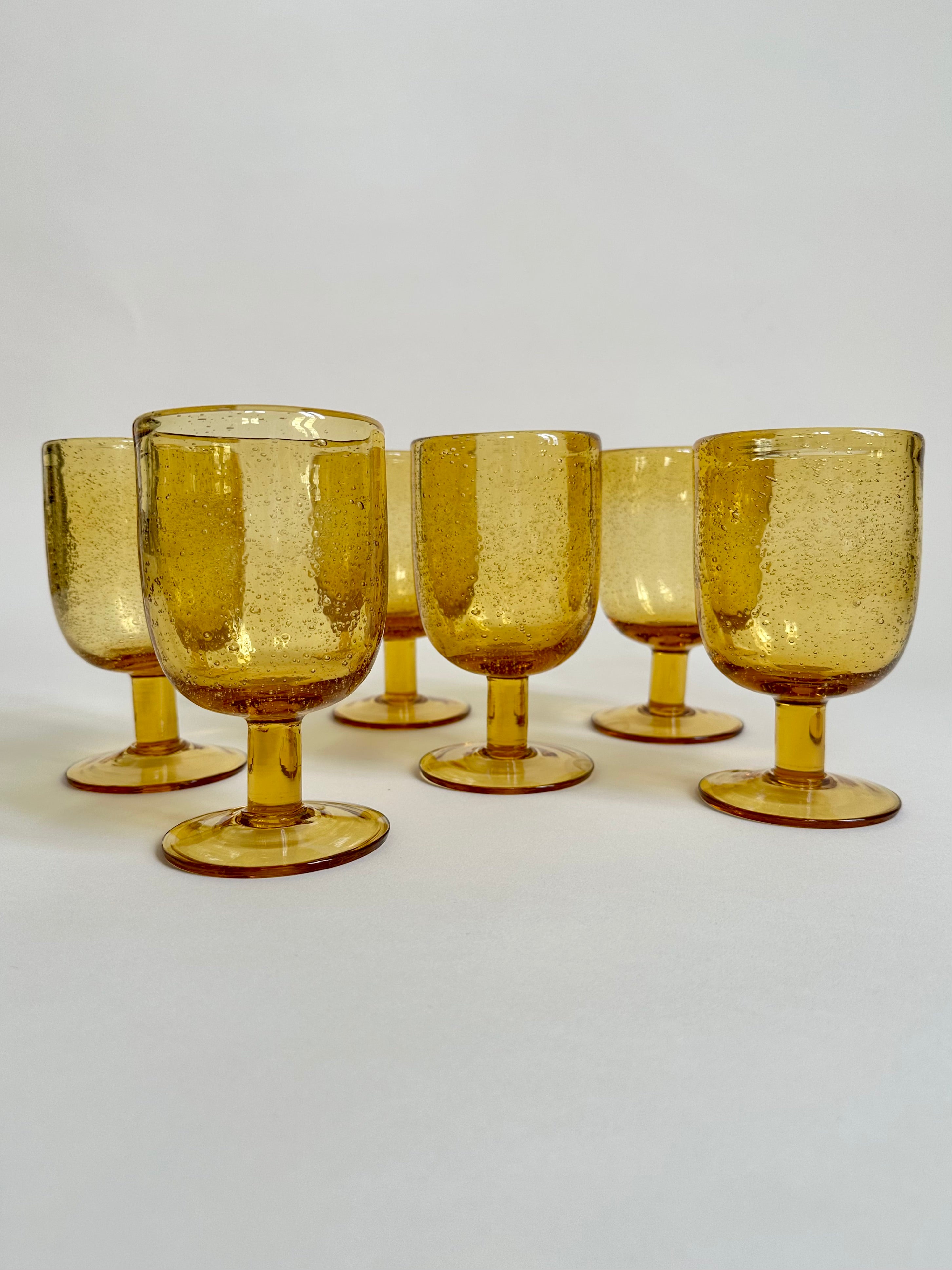 Set de six verres à pied en verre bullé jaune