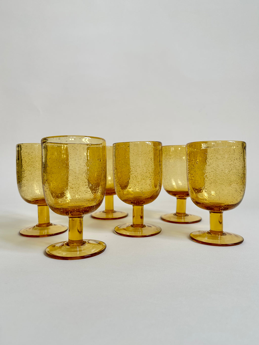 Set de six verres à pied en verre bullé jaune