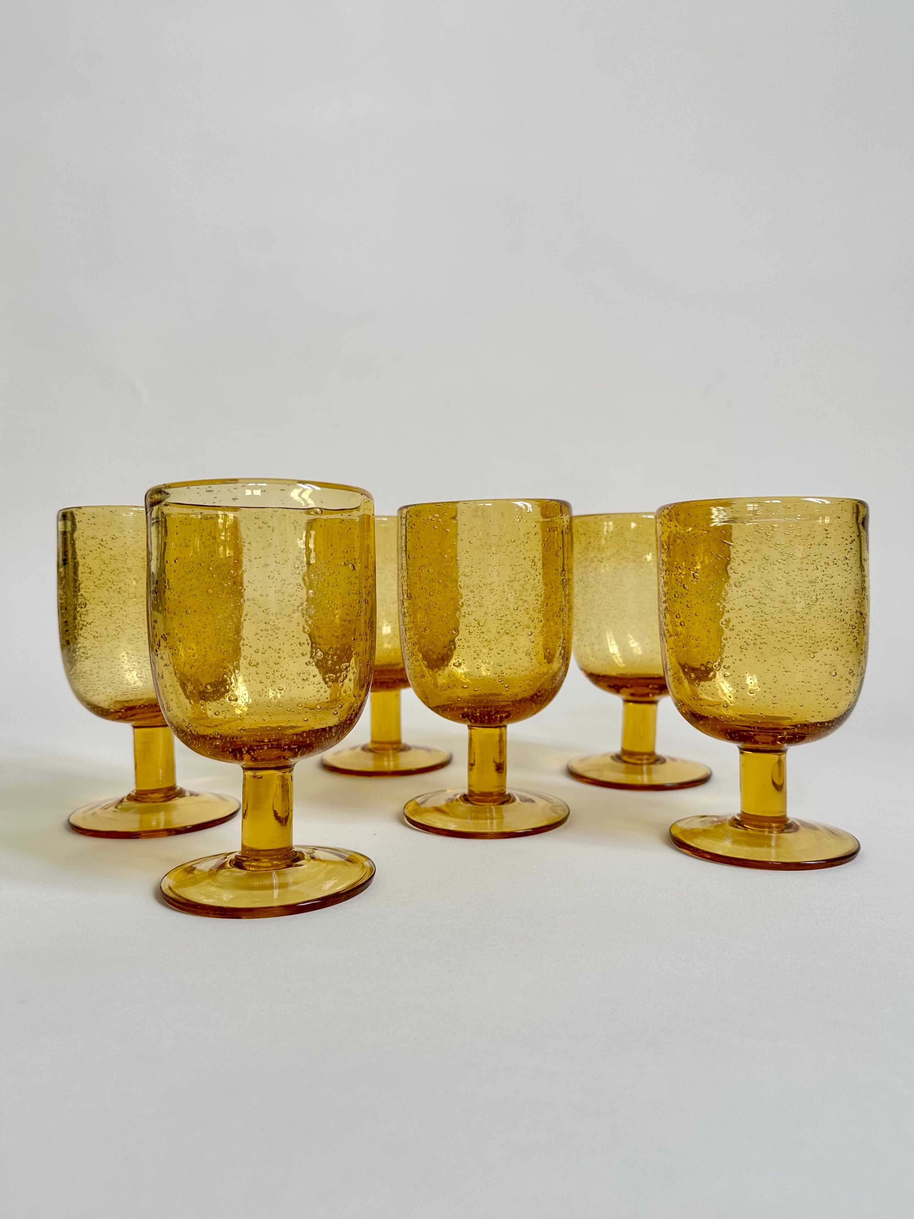 Set de six verres à pied en verre bullé jaune