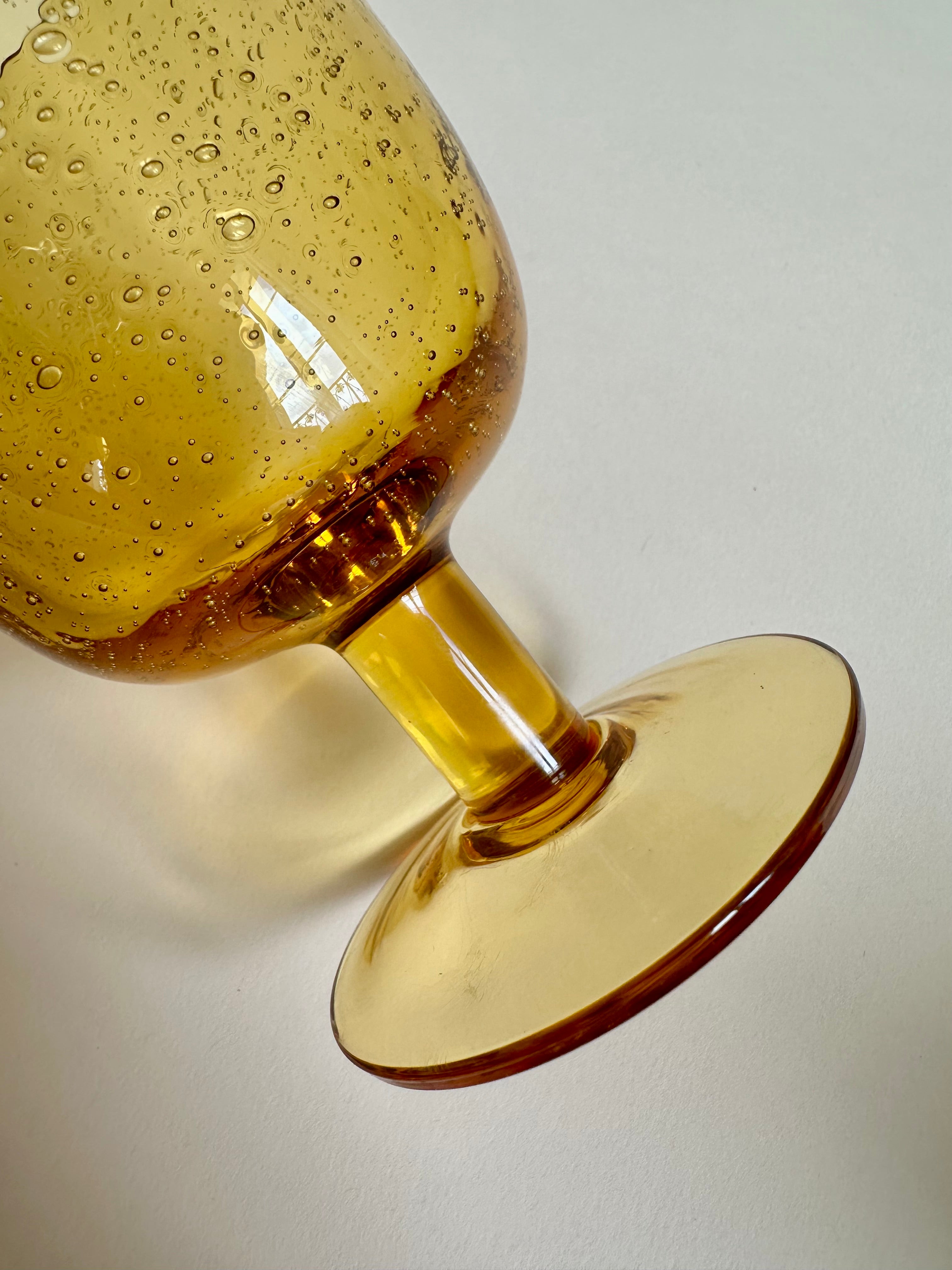 Set de six verres à pied en verre bullé jaune