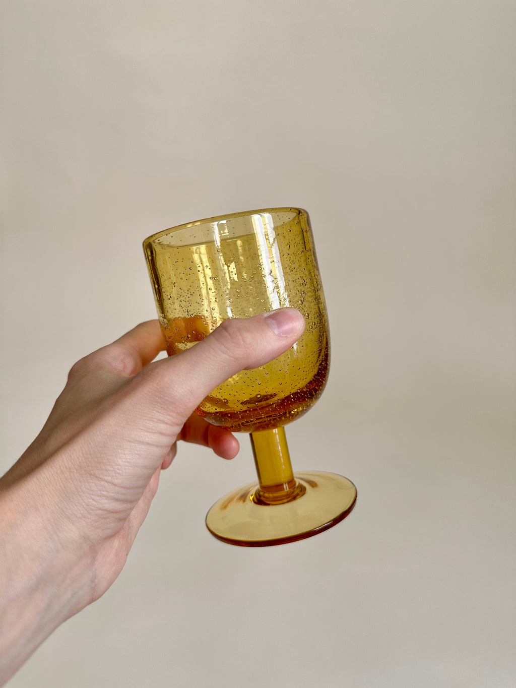 Set de six verres à pied en verre bullé jaune
