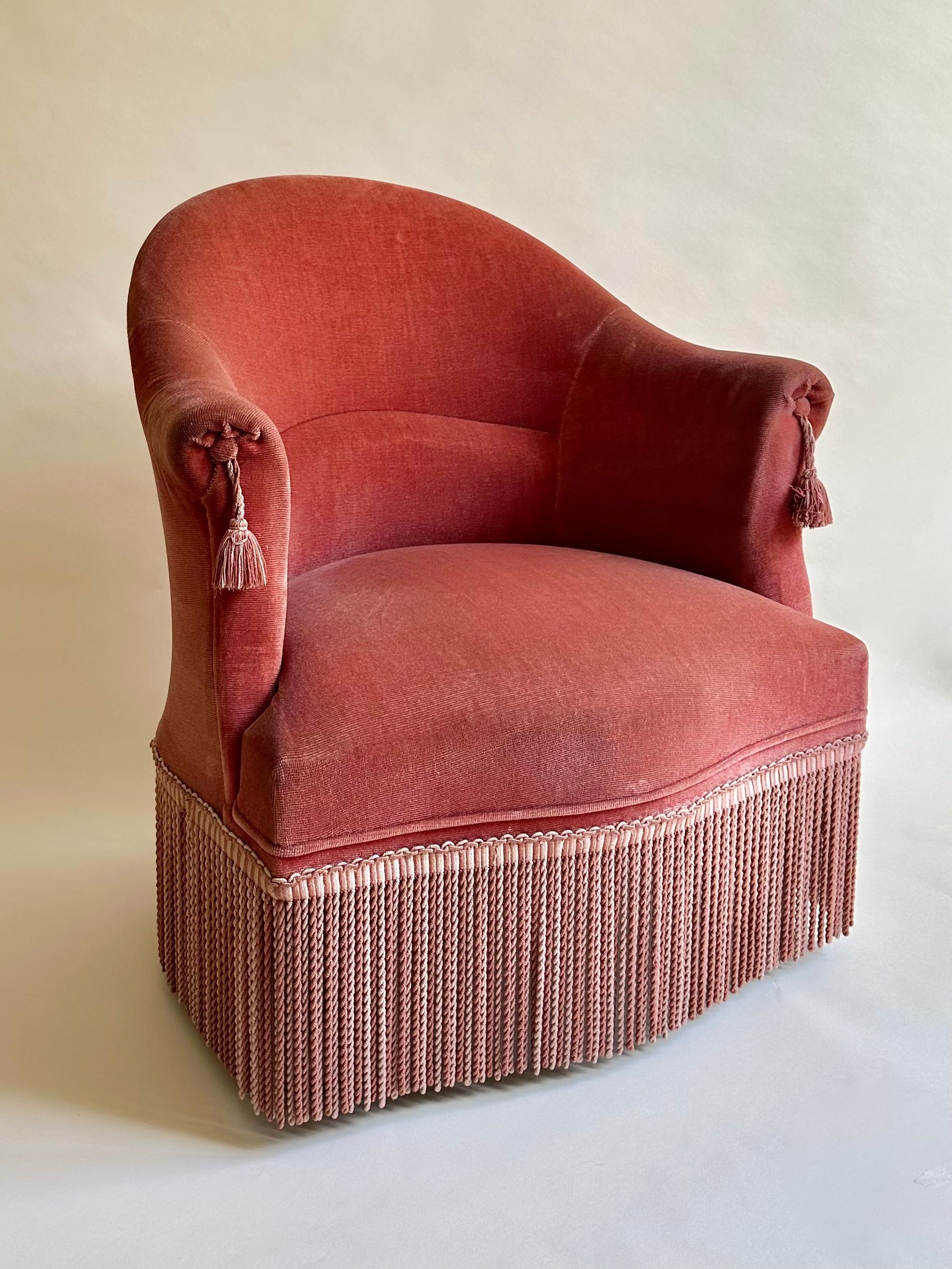 Fauteuil crapaud en velours rose-orangé
