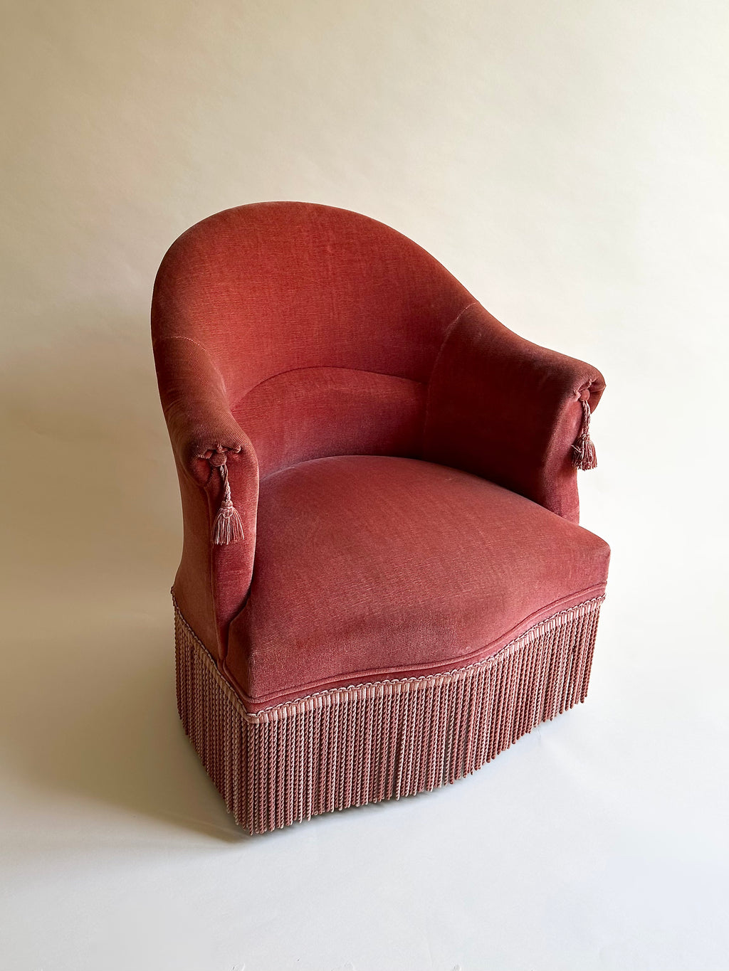 Fauteuil crapaud en velours rose-orangé