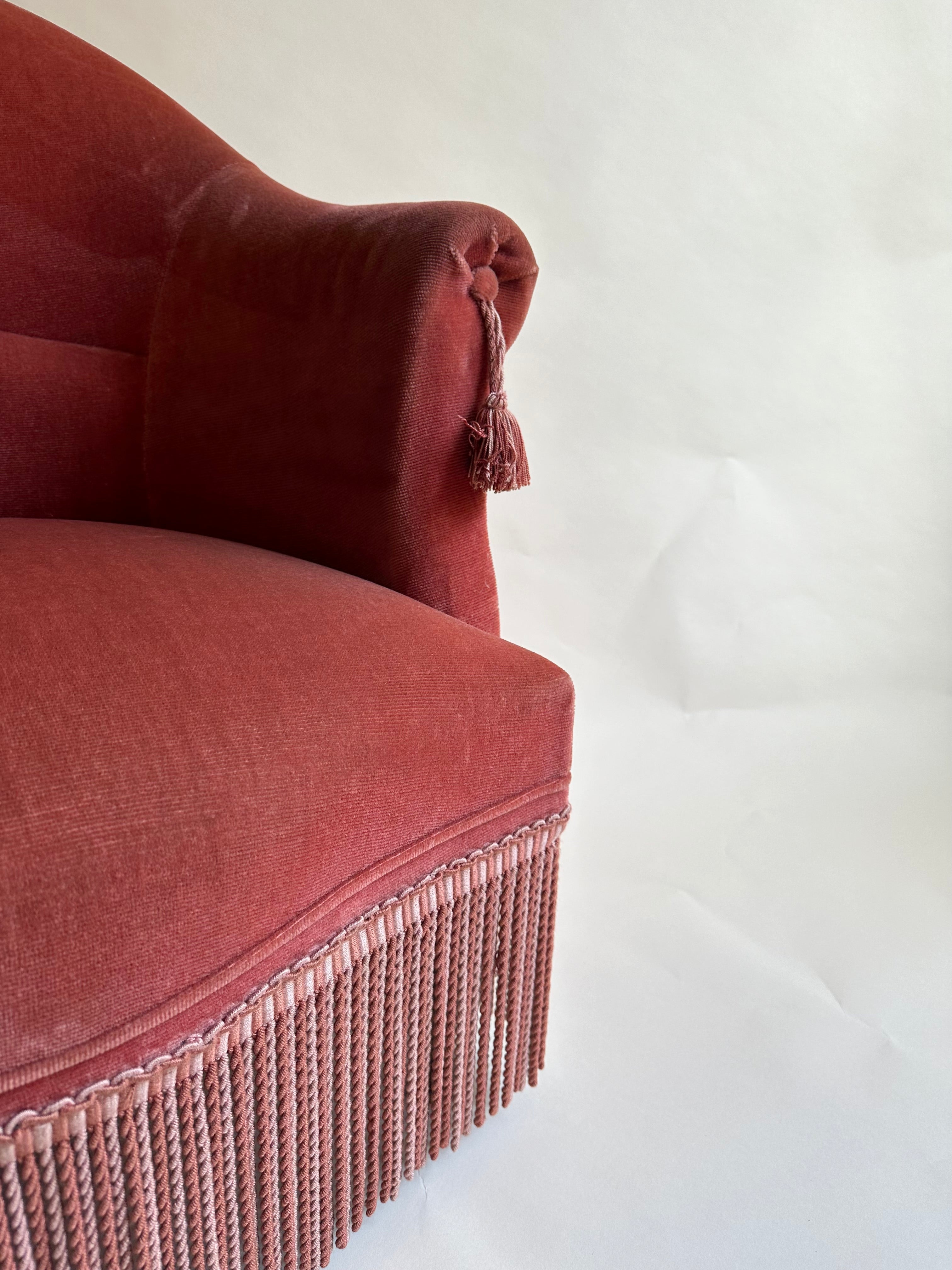 Fauteuil crapaud en velours rose-orangé