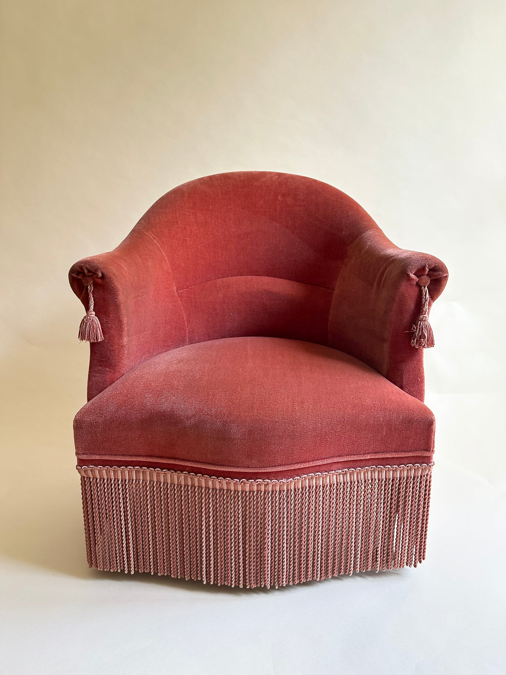 Fauteuil crapaud en velours rose-orangé