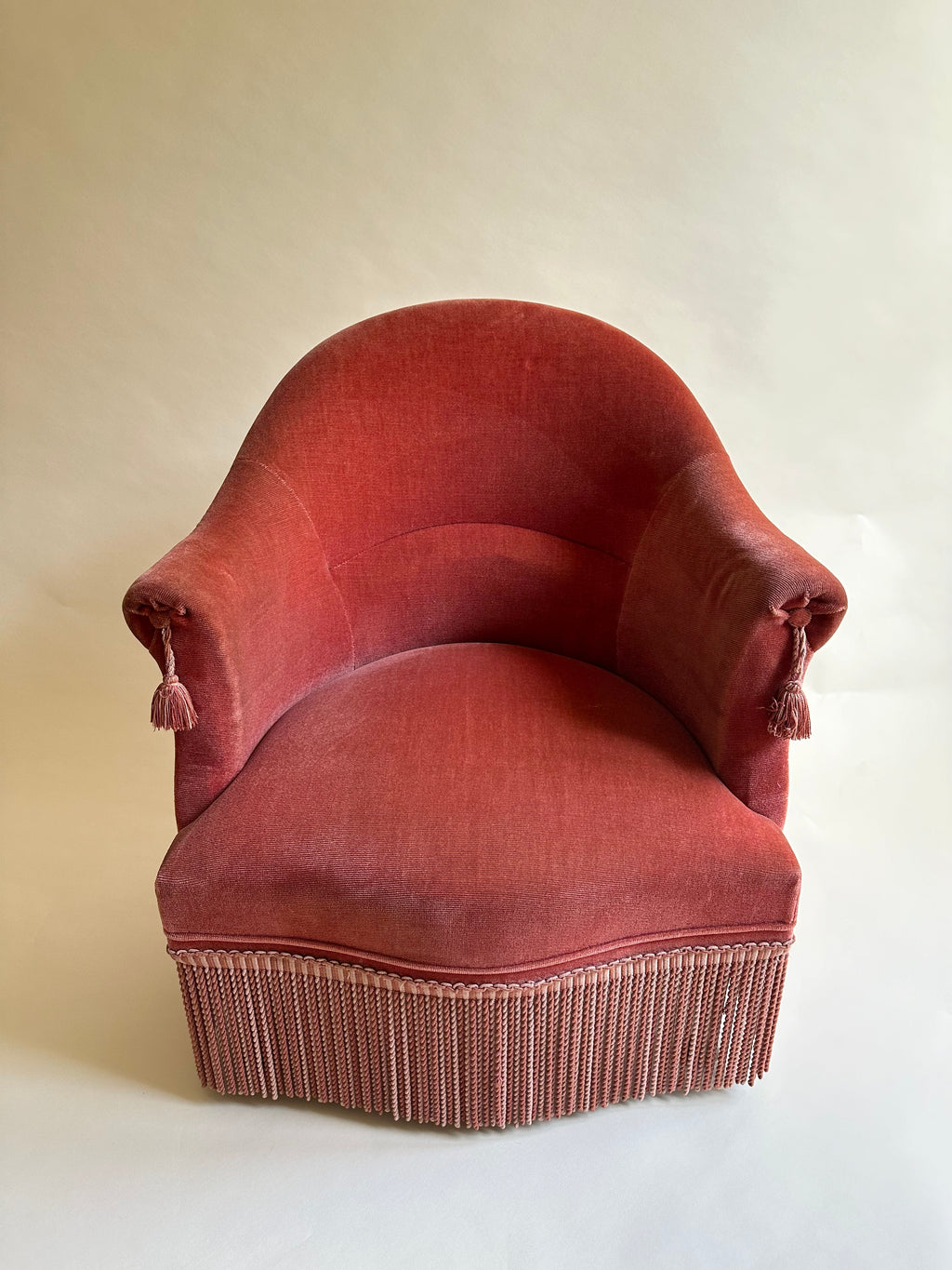Fauteuil crapaud en velours rose-orangé