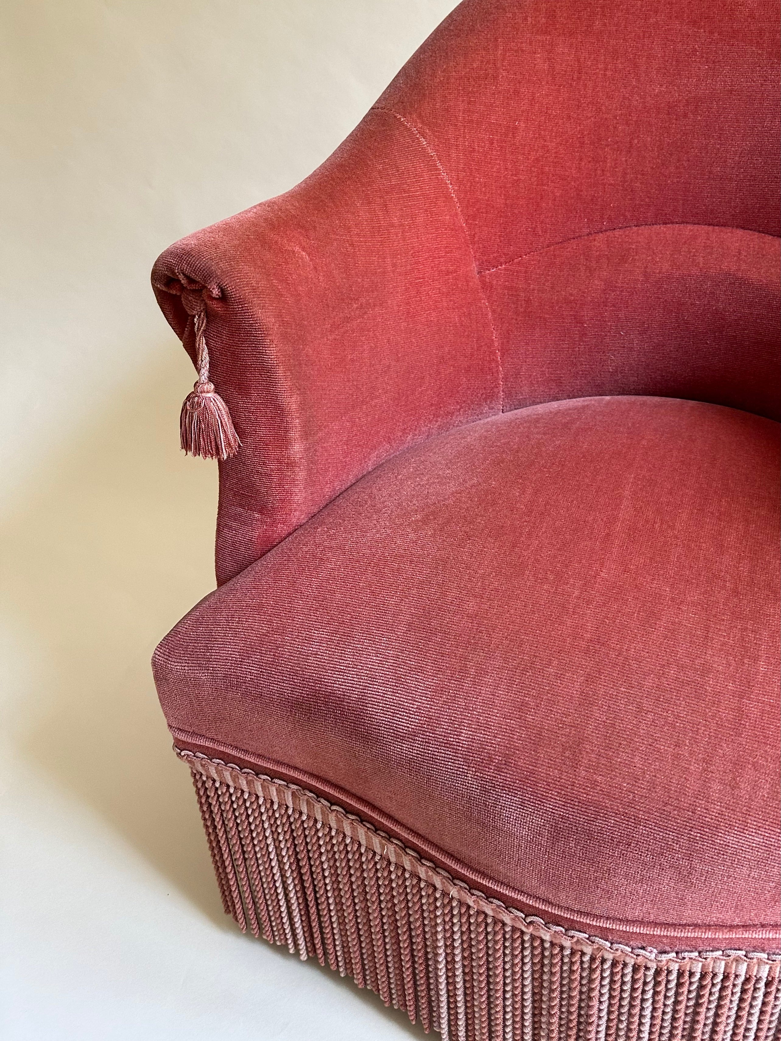 Fauteuil crapaud en velours rose-orangé