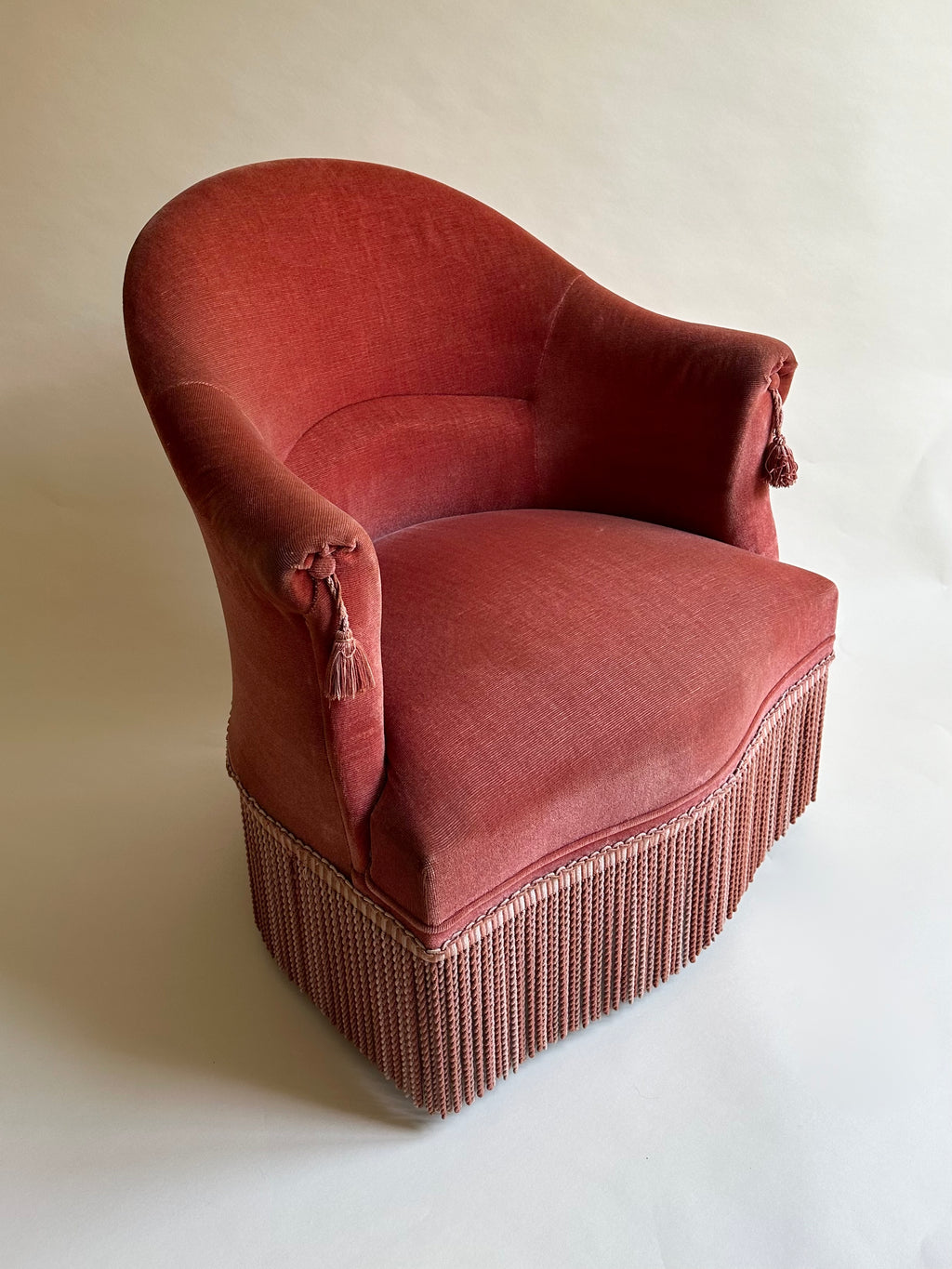 Fauteuil crapaud en velours rose-orangé