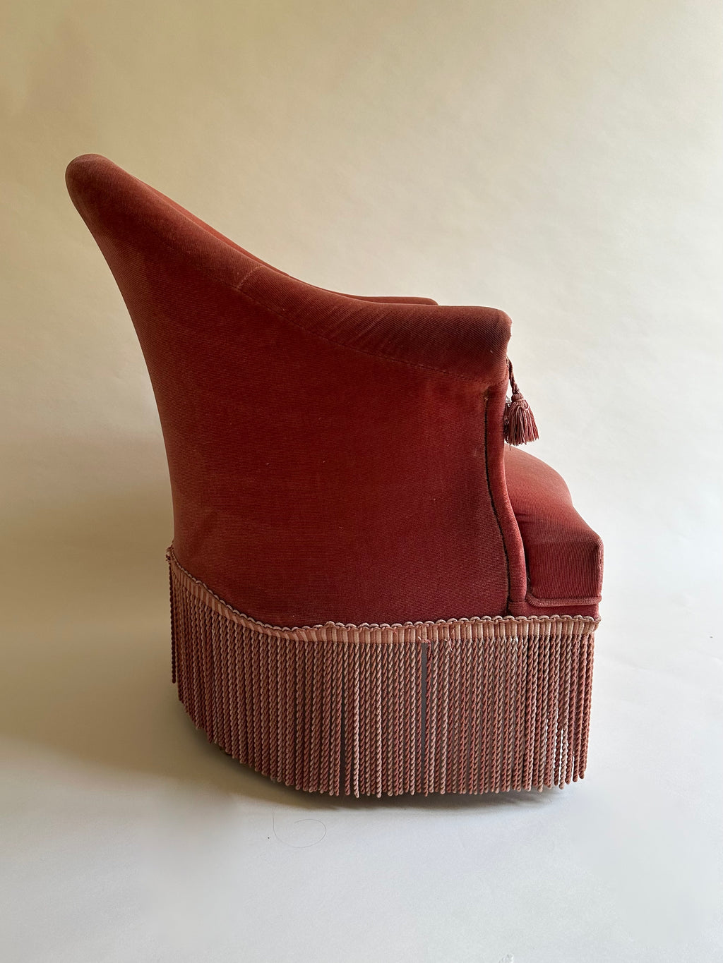 Fauteuil crapaud en velours rose-orangé