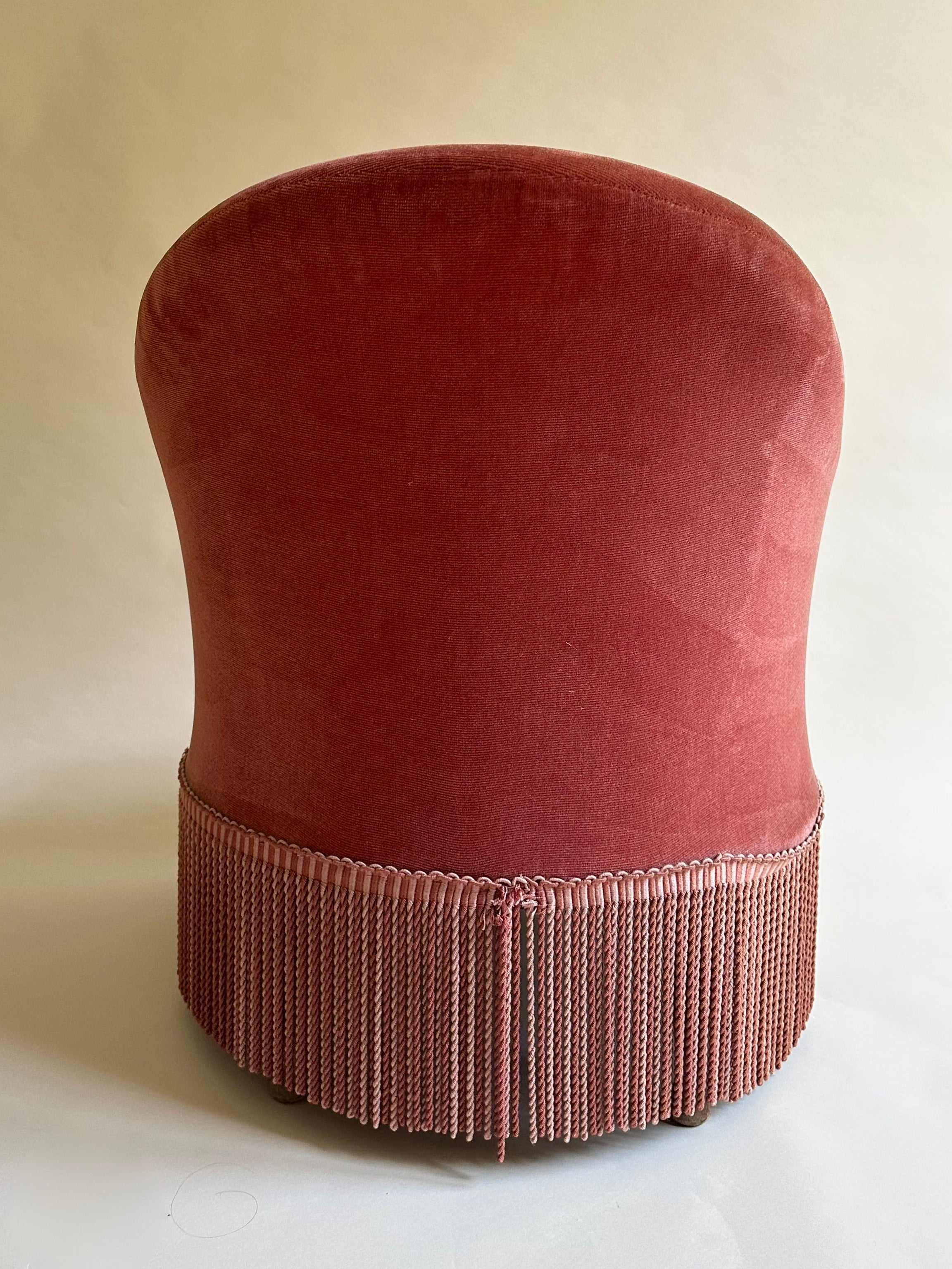 Fauteuil crapaud en velours rose-orangé