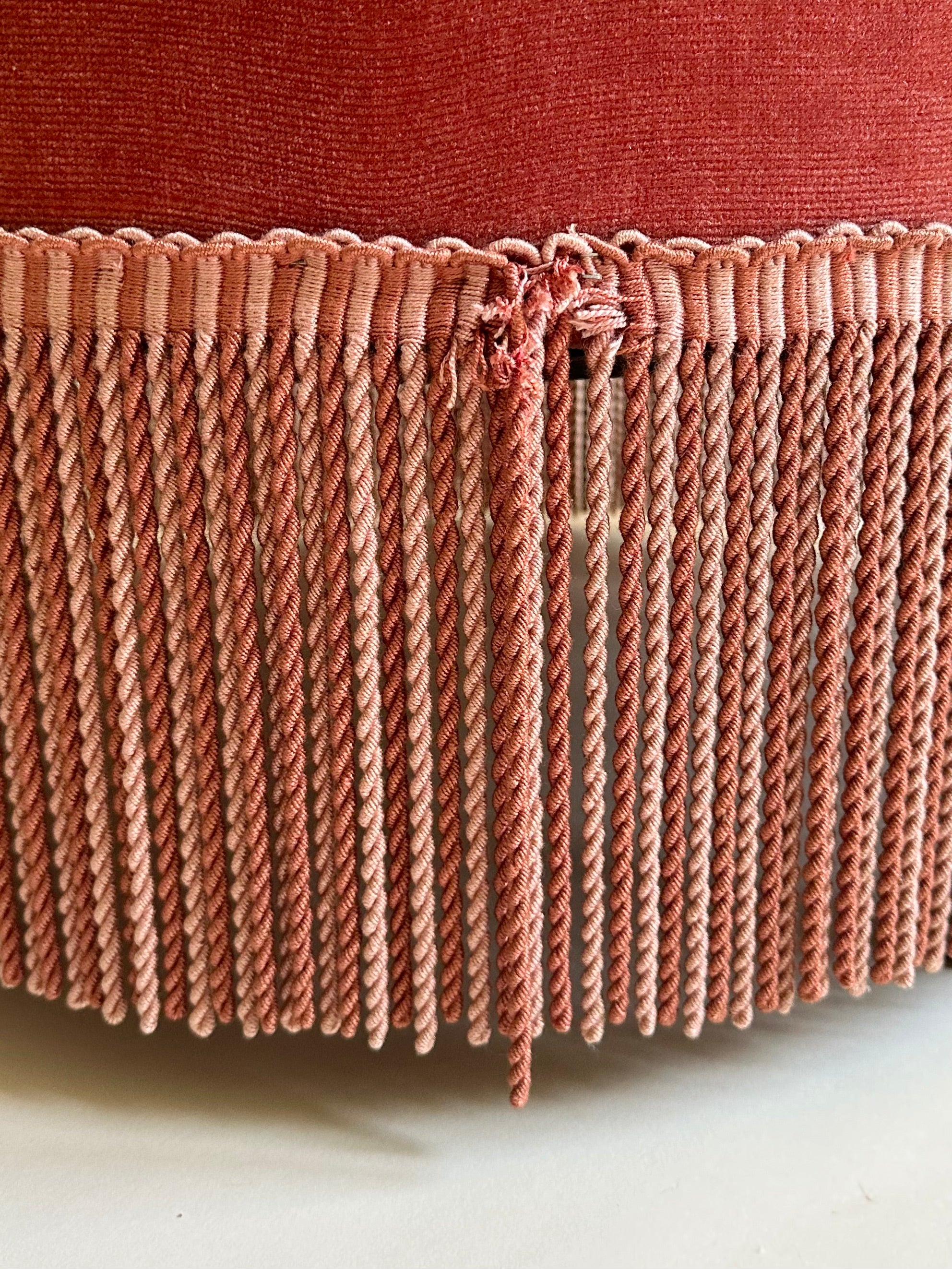 Fauteuil crapaud en velours rose-orangé