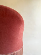 Fauteuil crapaud en velours rose-orangé