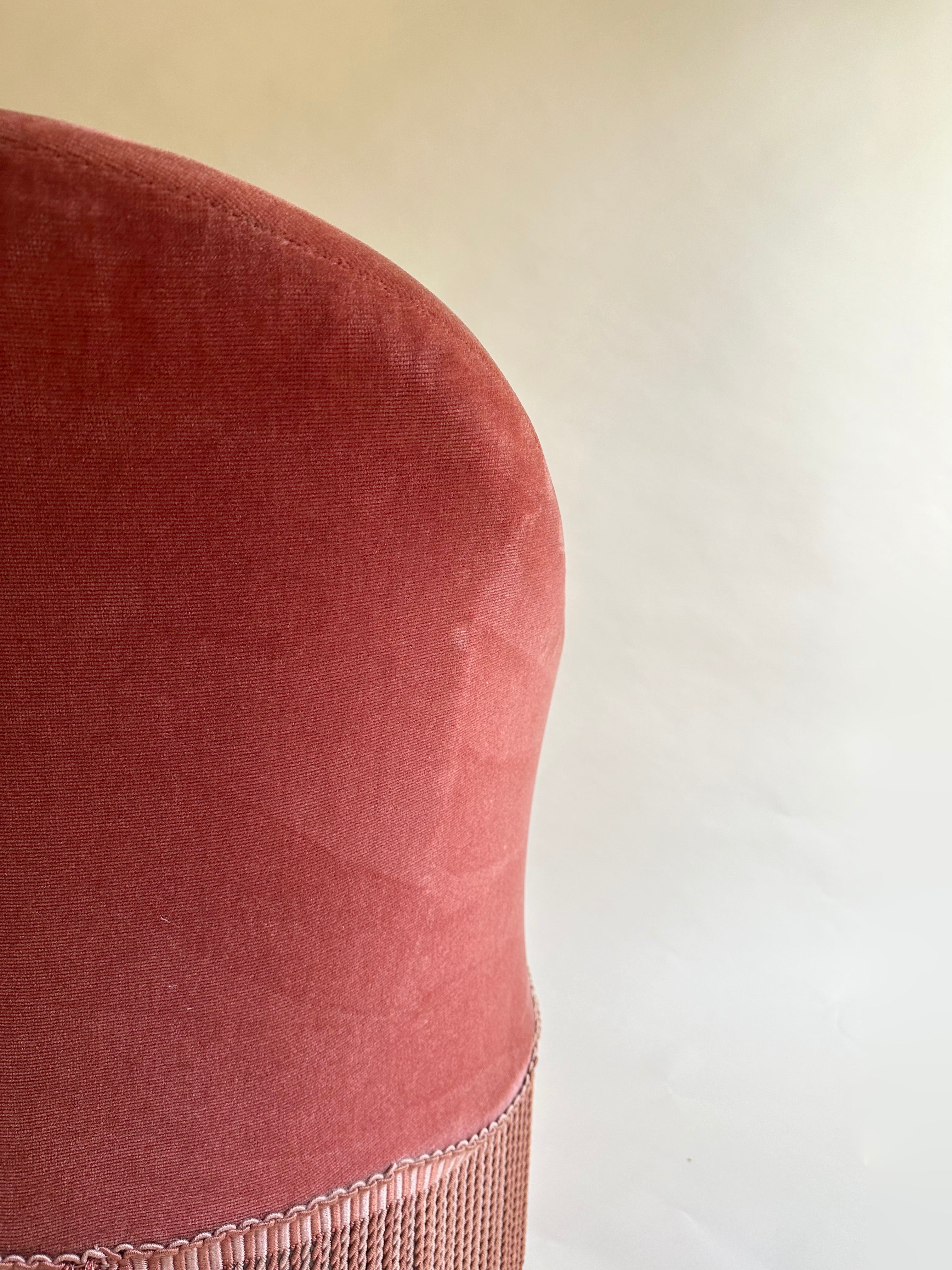 Fauteuil crapaud en velours rose-orangé