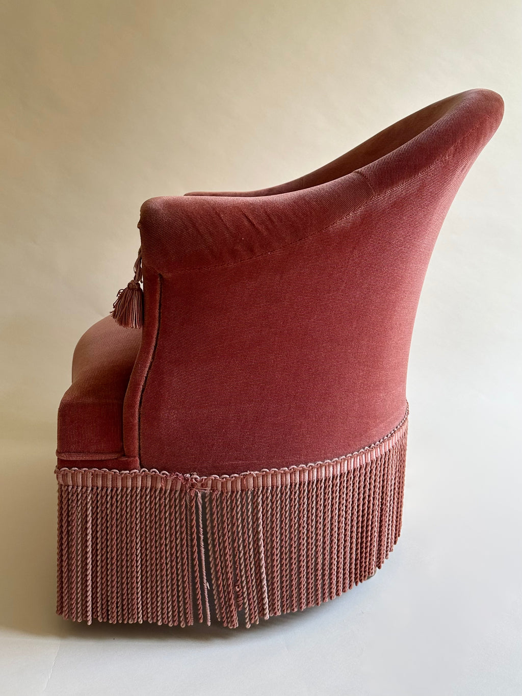 Fauteuil crapaud en velours rose-orangé