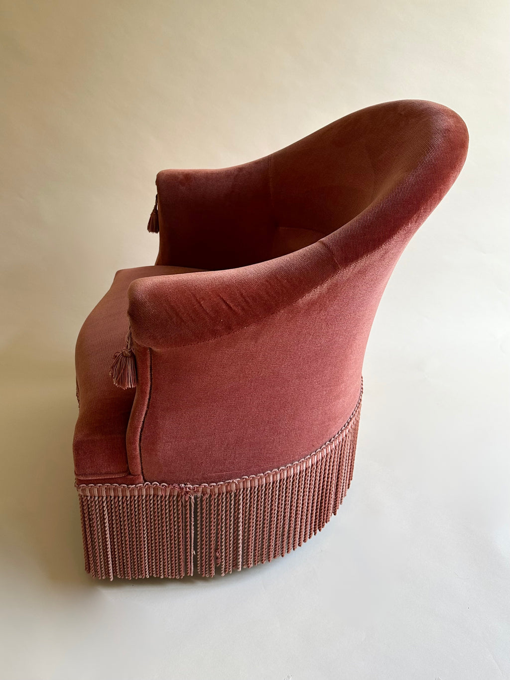 Fauteuil crapaud en velours rose-orangé