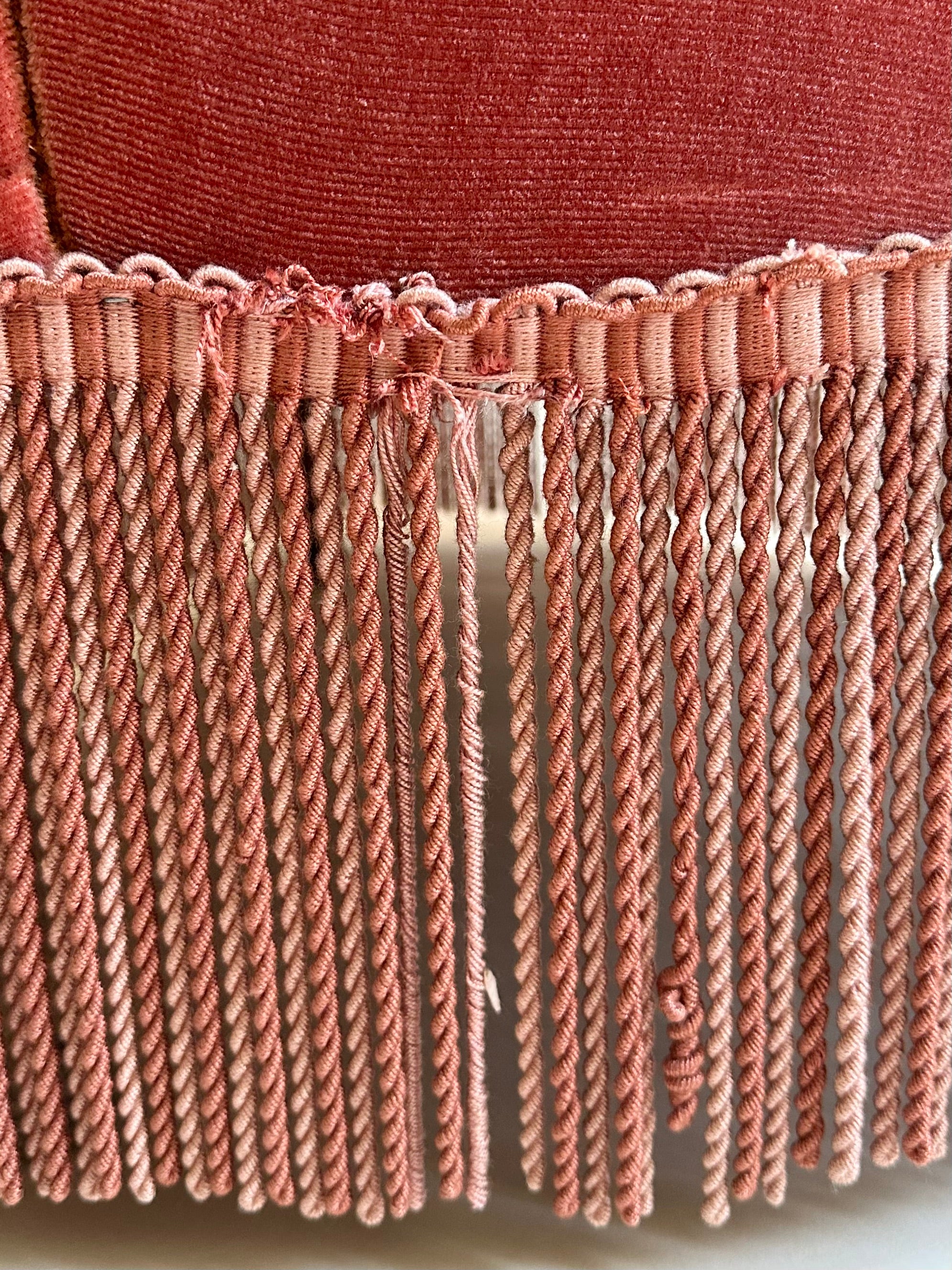 Fauteuil crapaud en velours rose-orangé
