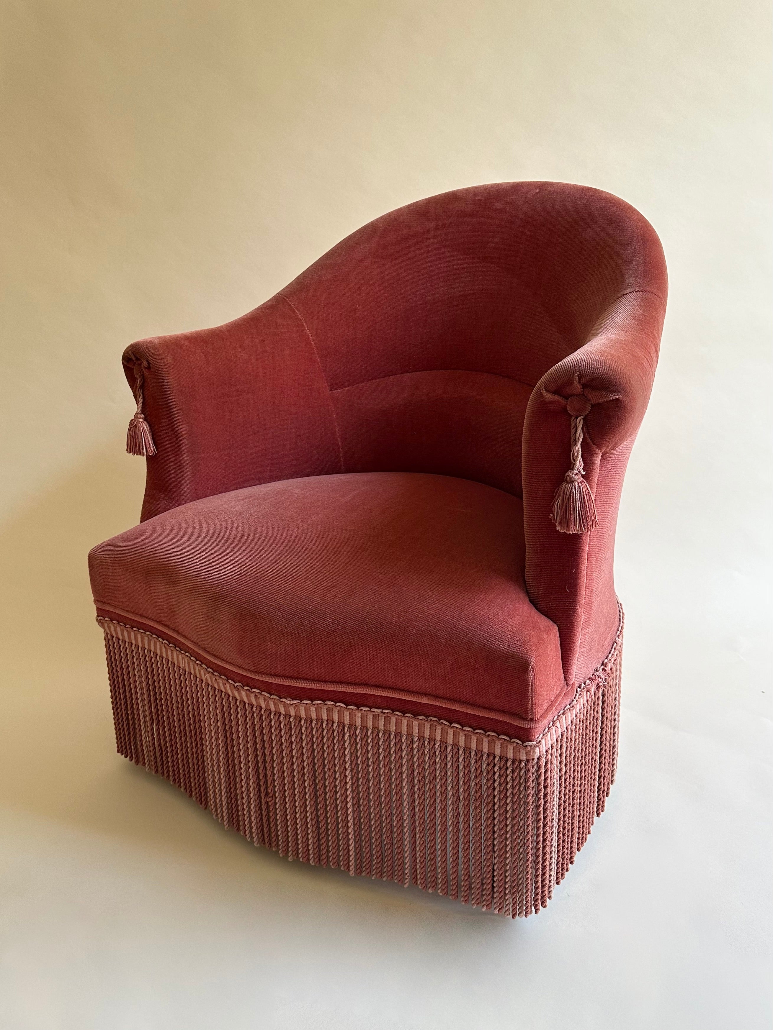 Fauteuil crapaud en velours rose-orangé