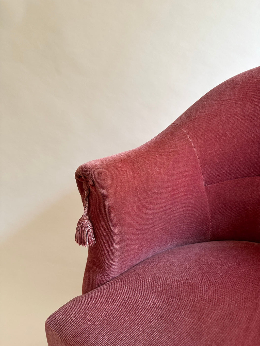 Fauteuil crapaud en velours rose-orangé