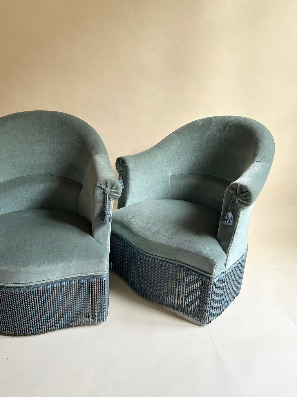 Fauteuils crapauds en velours bleu