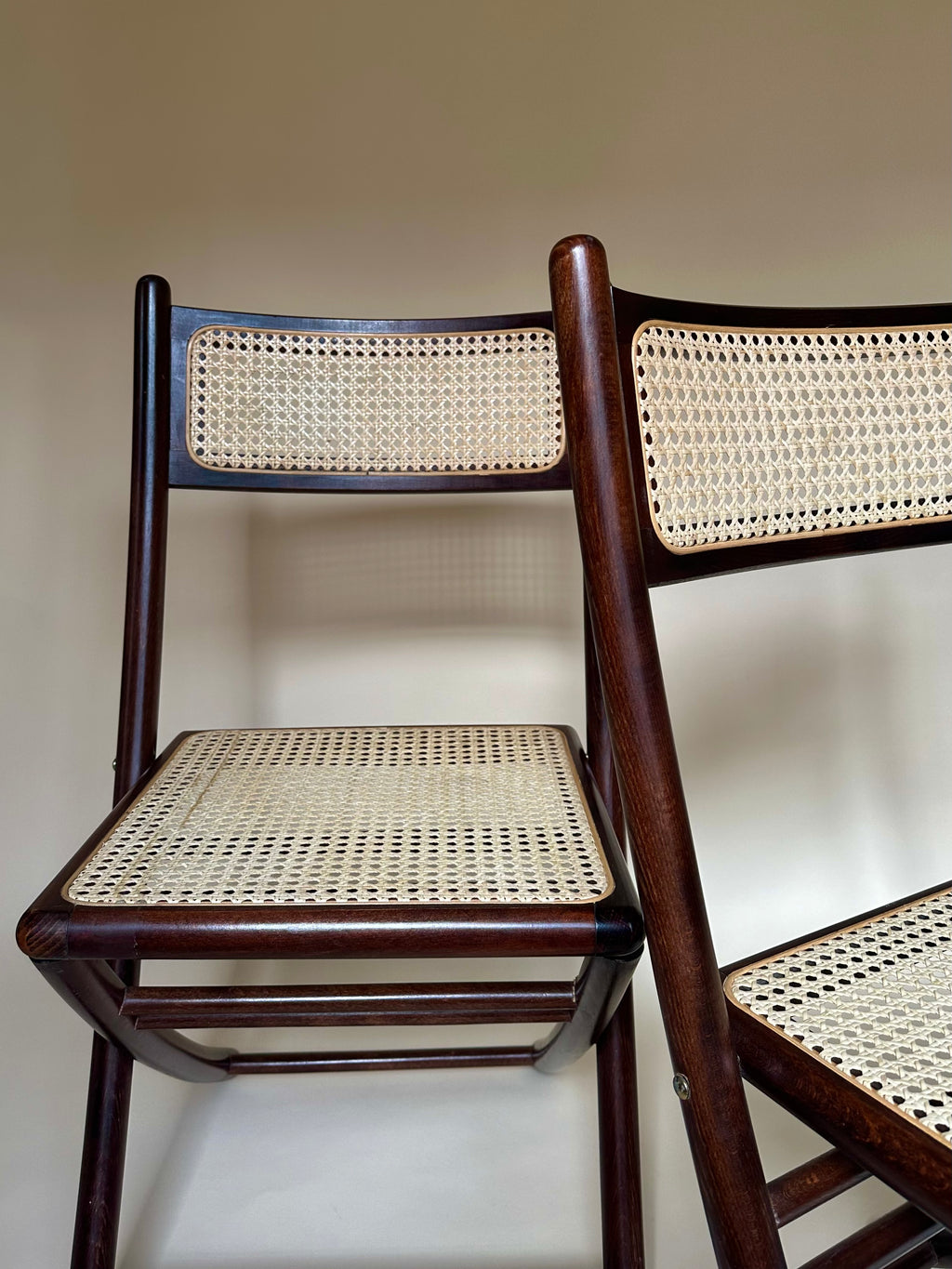 Chaises pliantes en bois et cannage