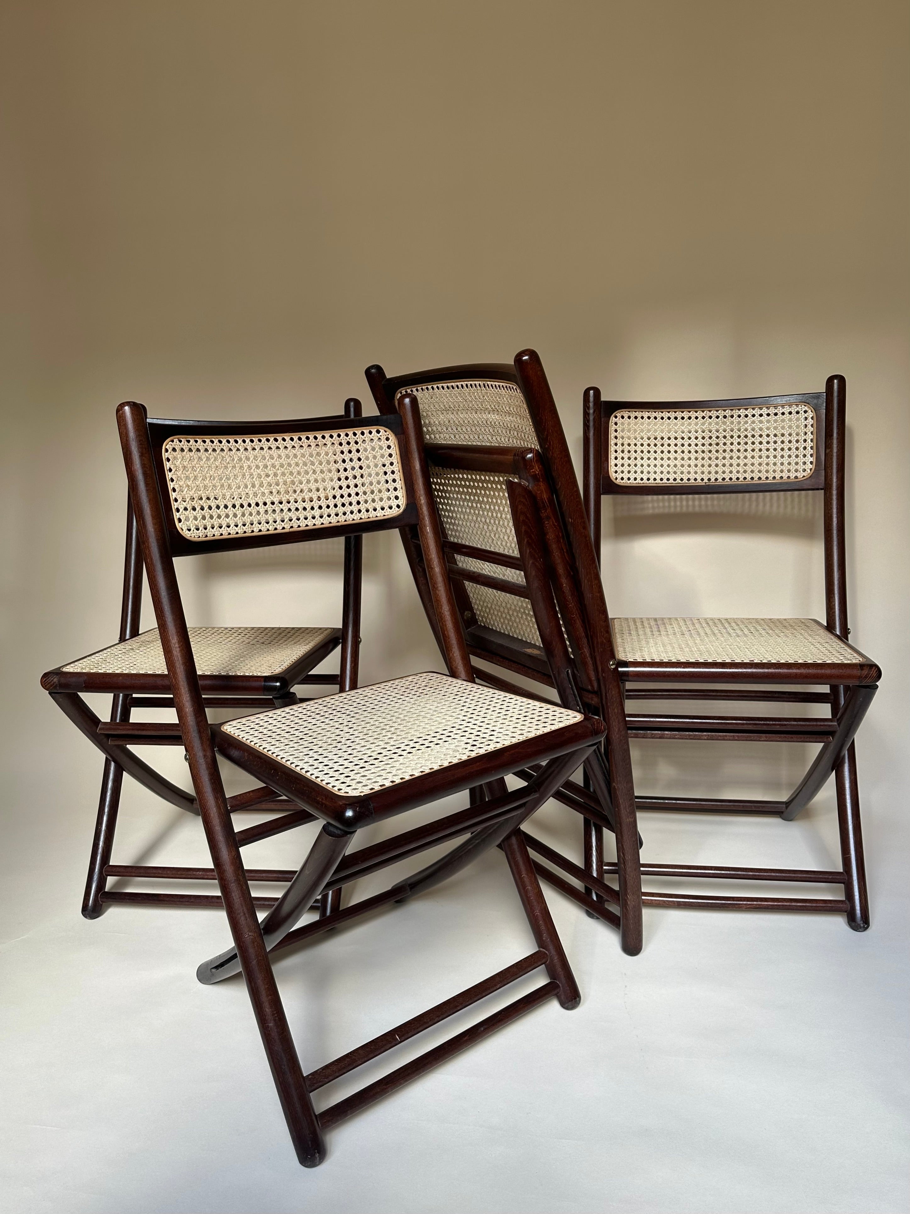 Chaises pliantes en bois et cannage