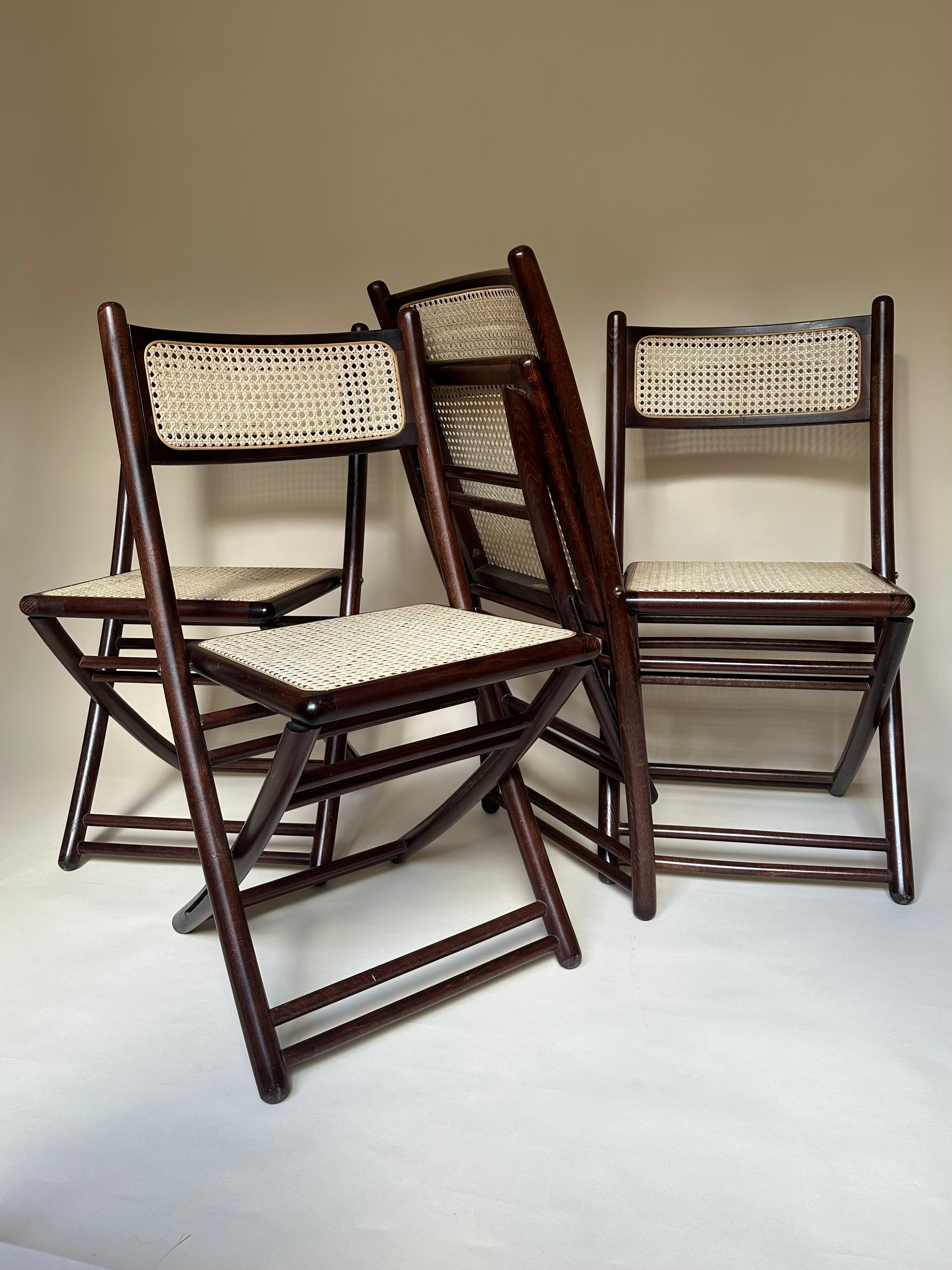 Chaises pliantes en bois et cannage
