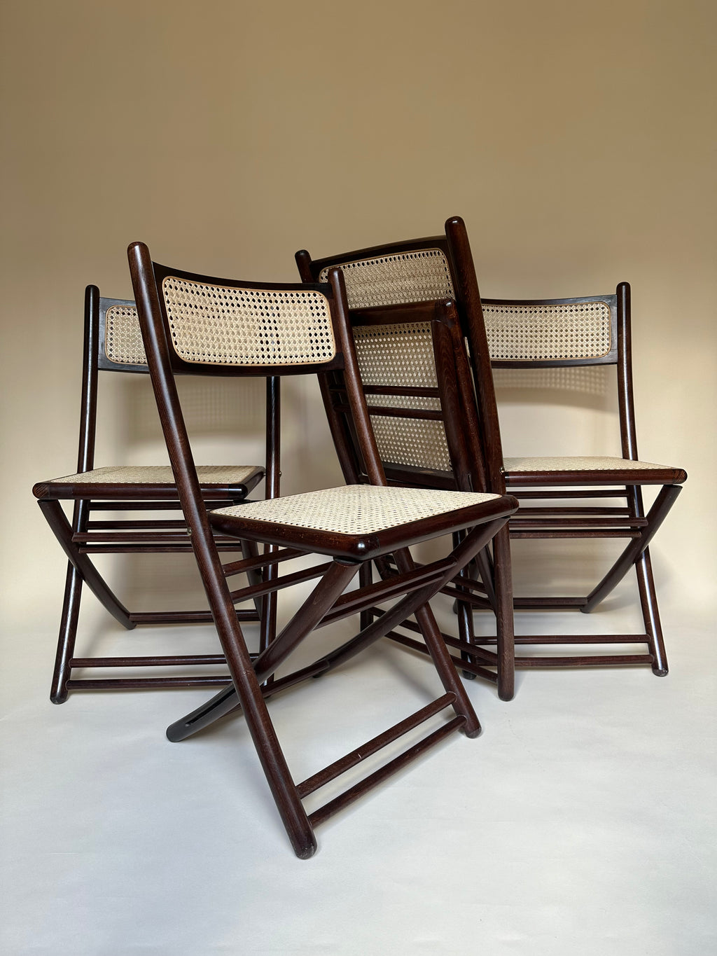 Chaises pliantes en bois et cannage