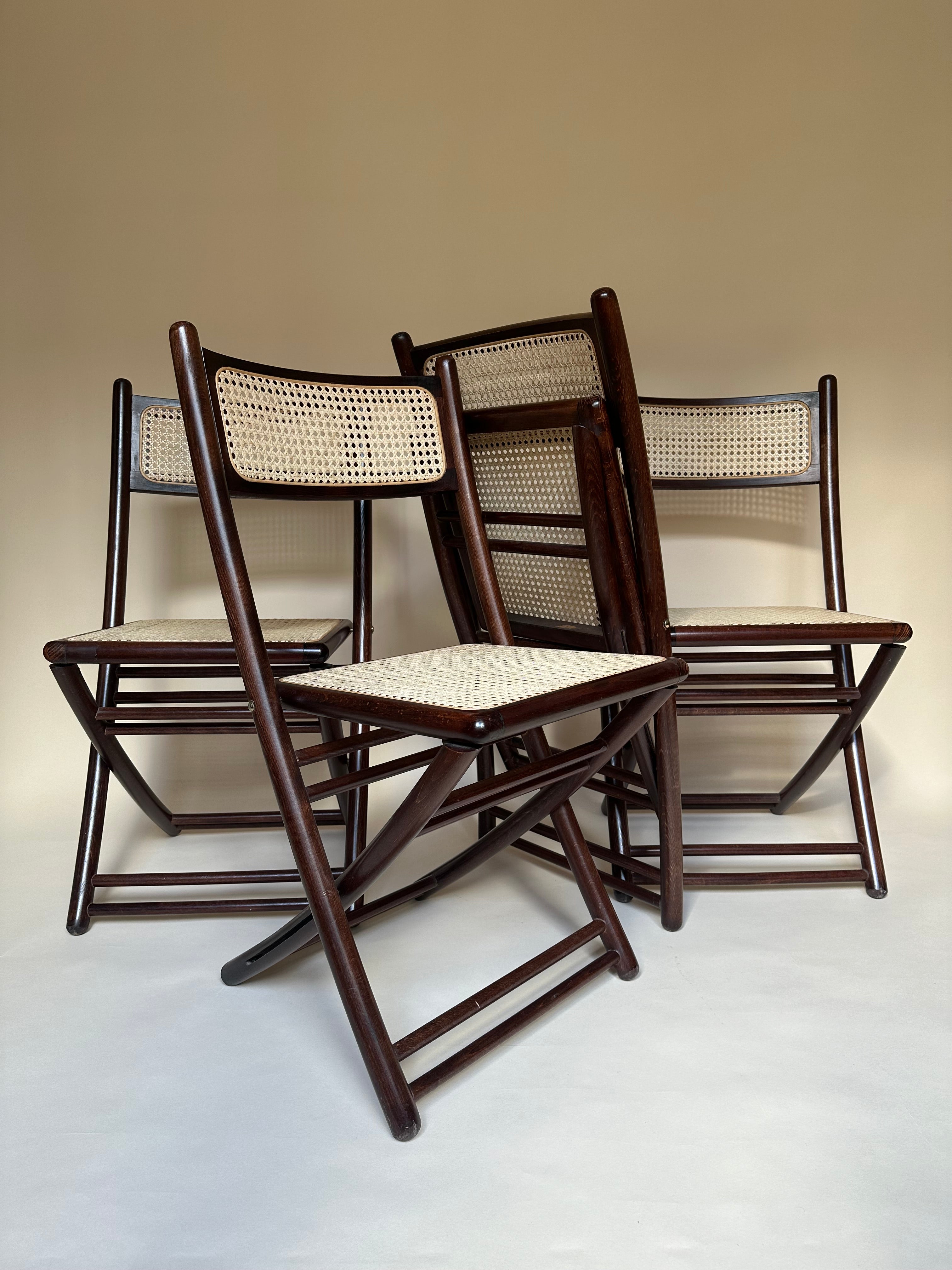 Chaises pliantes en bois et cannage