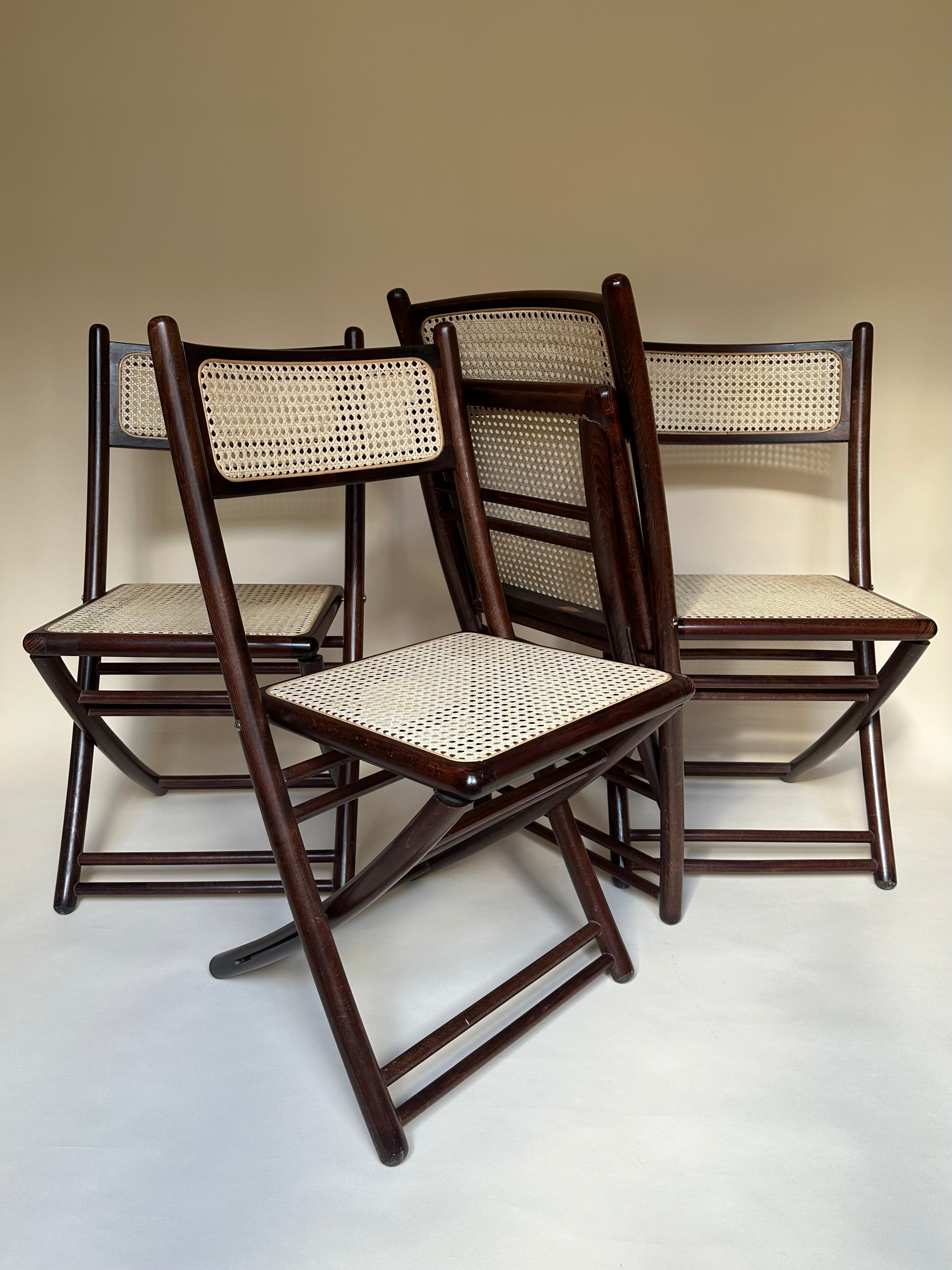 Chaises pliantes en bois et cannage