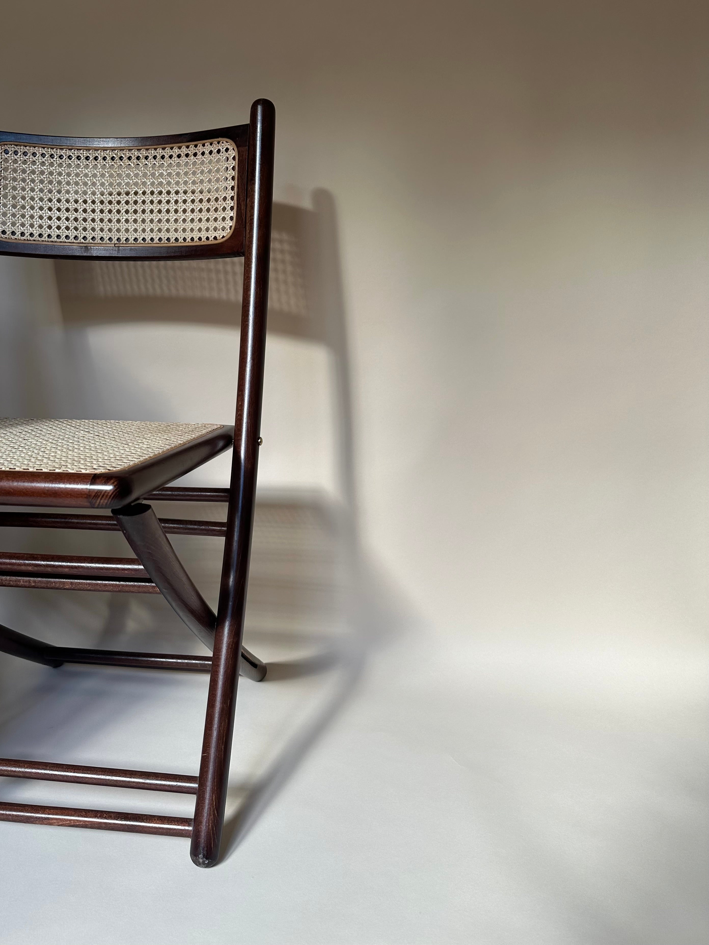 Chaises pliantes en bois et cannage