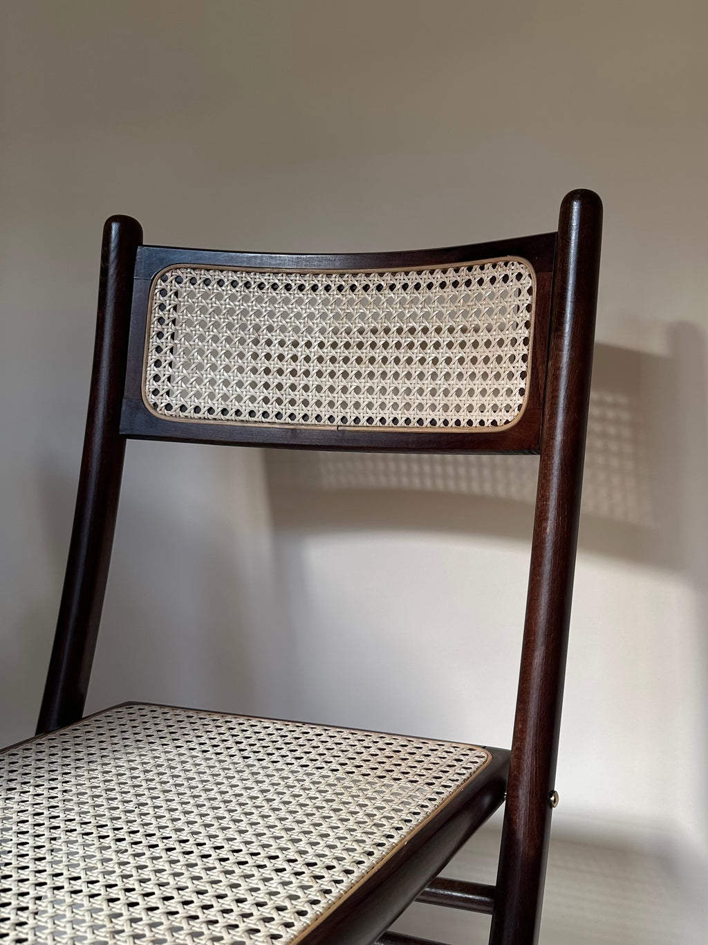 Chaises pliantes en bois et cannage