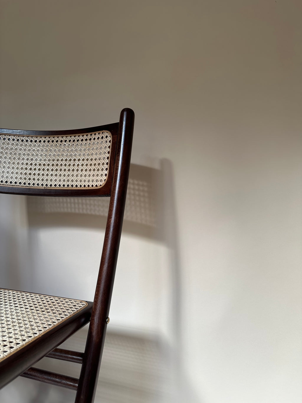 Chaises pliantes en bois et cannage