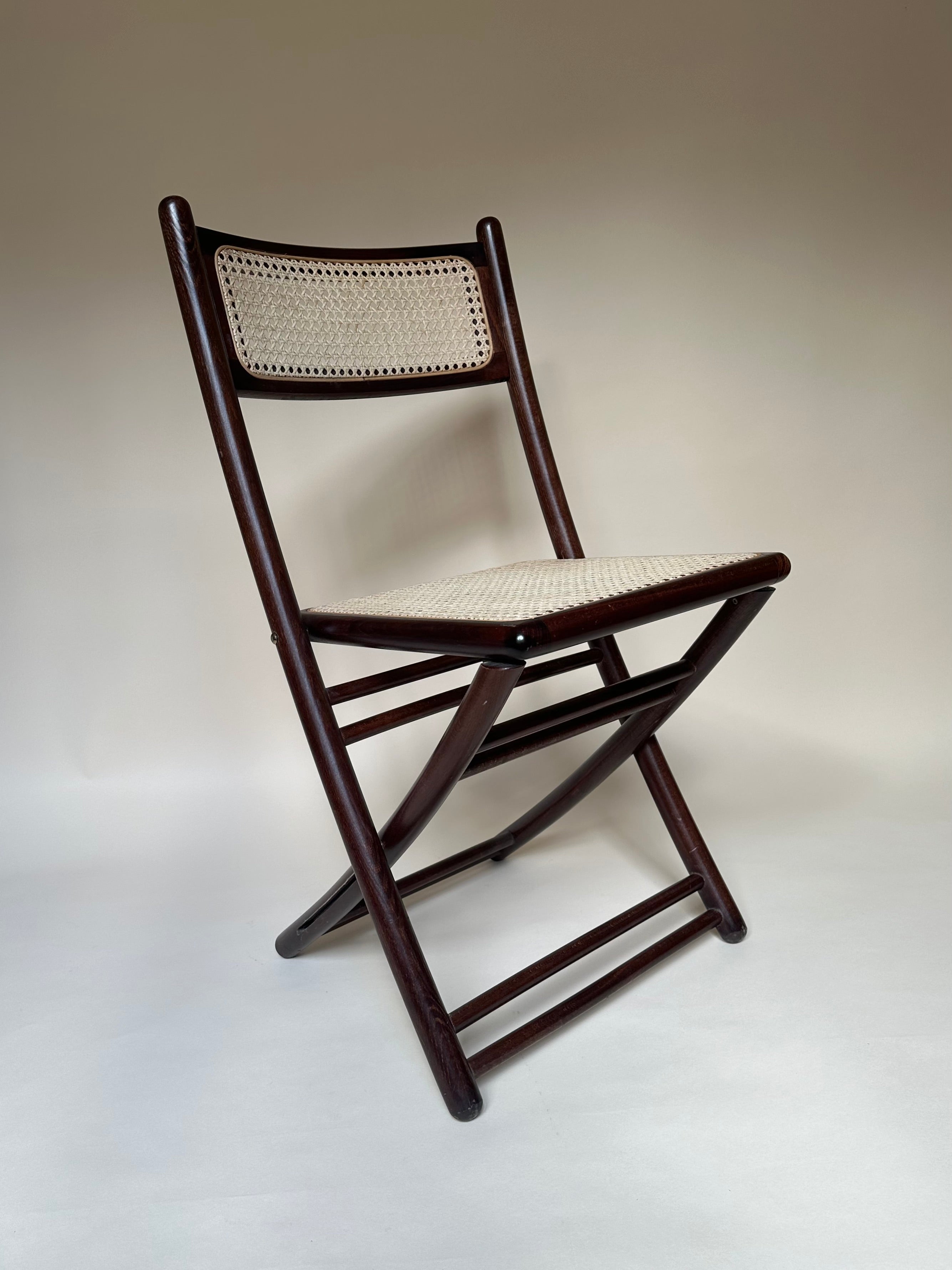 Chaises pliantes en bois et cannage