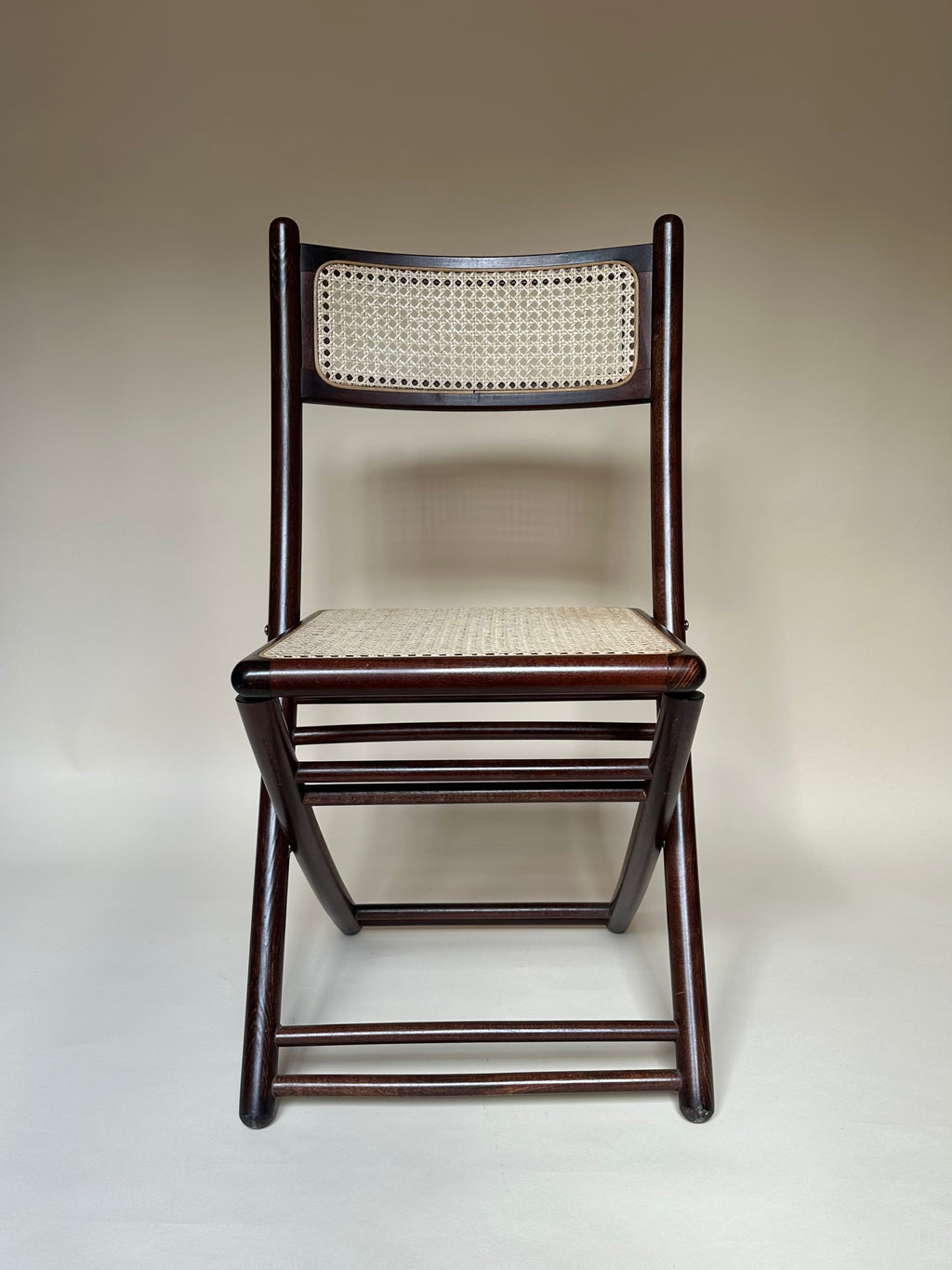 Chaises pliantes en bois et cannage