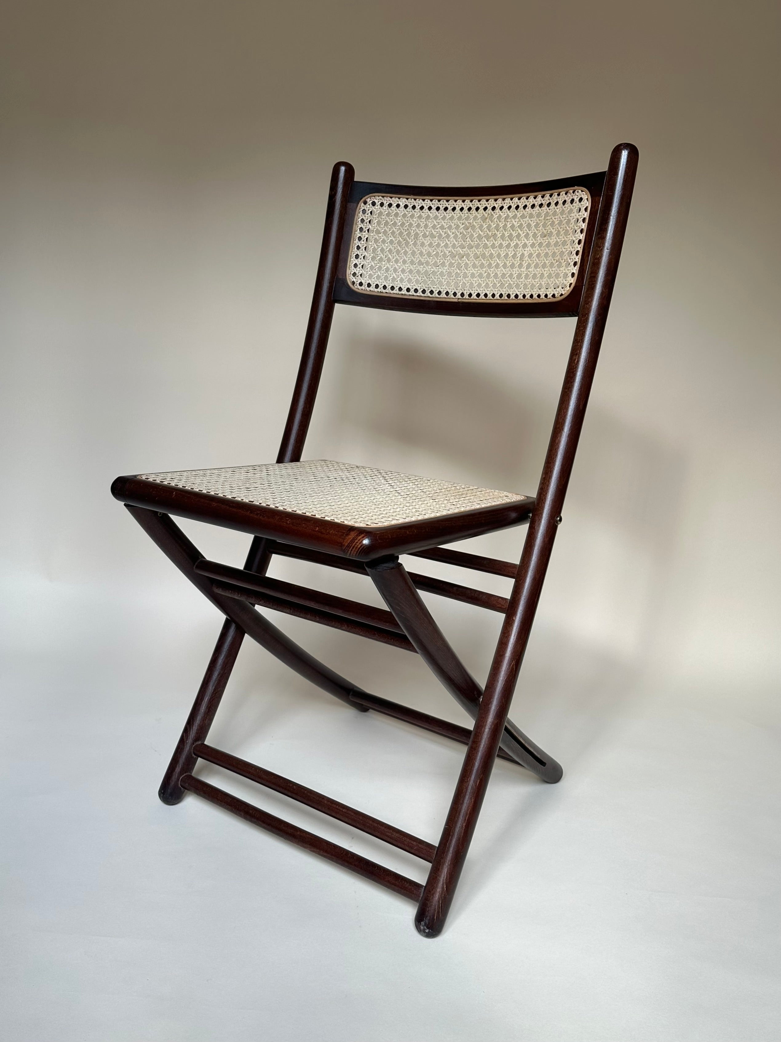 Chaises pliantes en bois et cannage