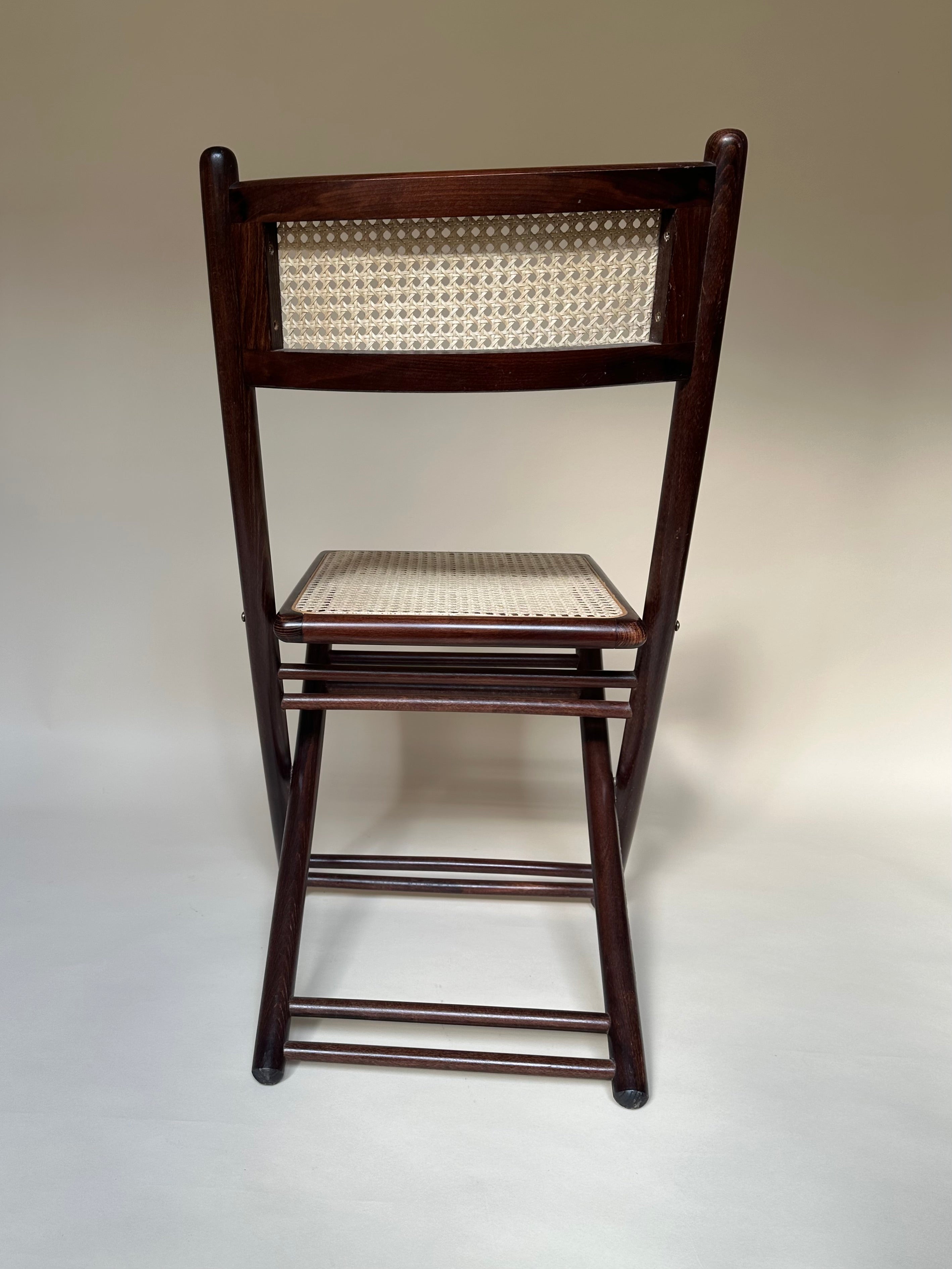 Chaises pliantes en bois et cannage