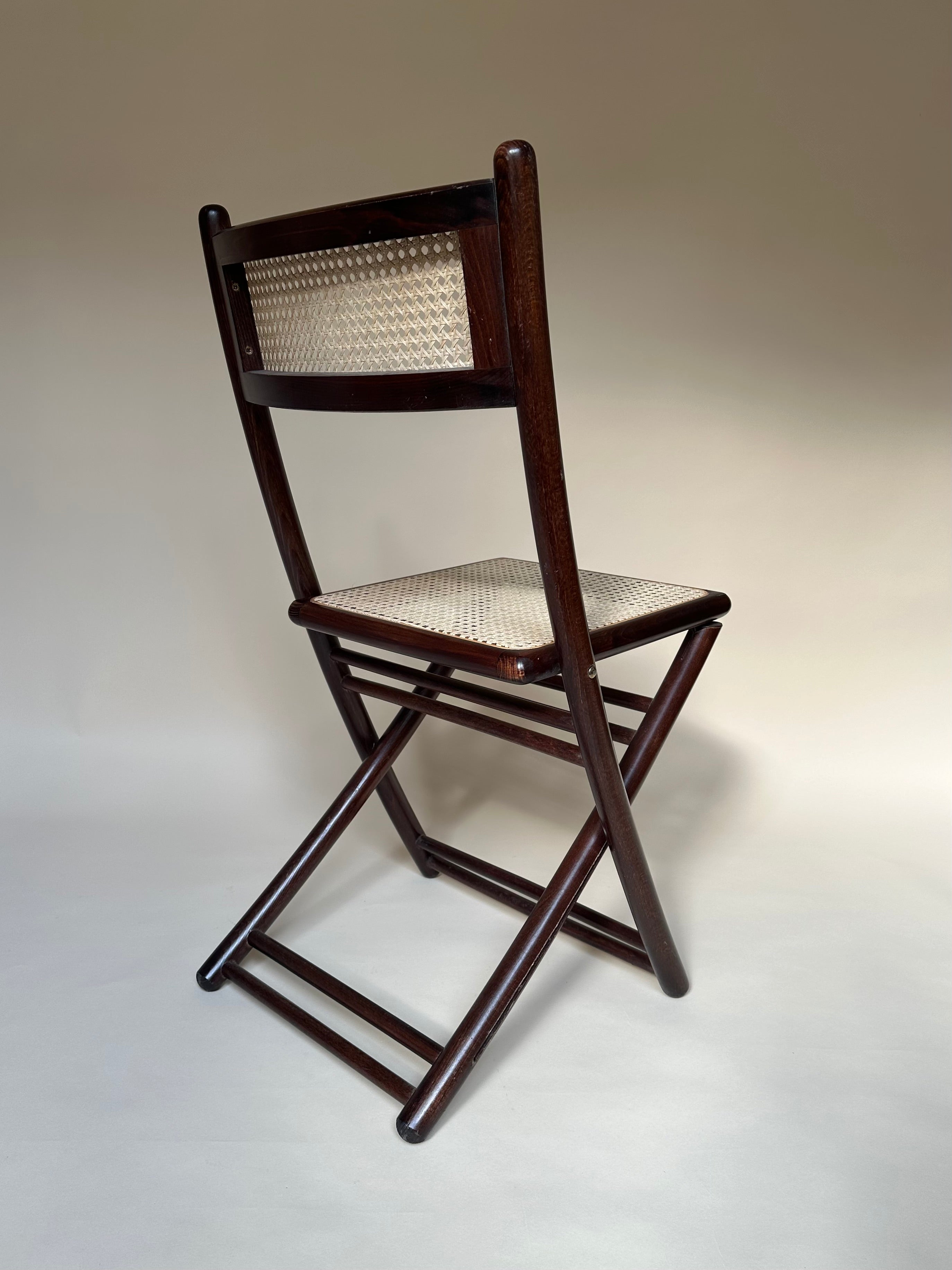 Chaises pliantes en bois et cannage