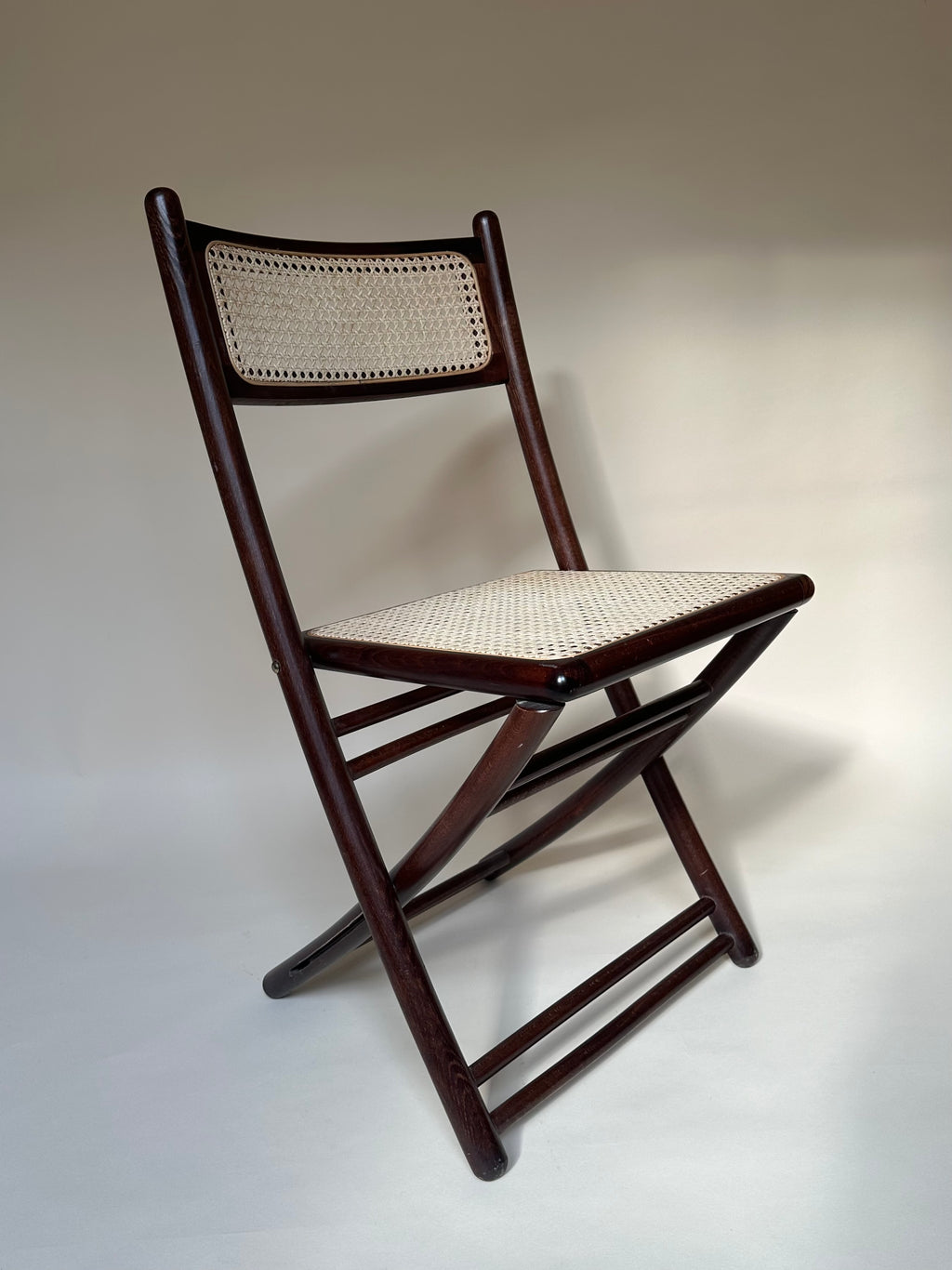 Chaises pliantes en bois et cannage