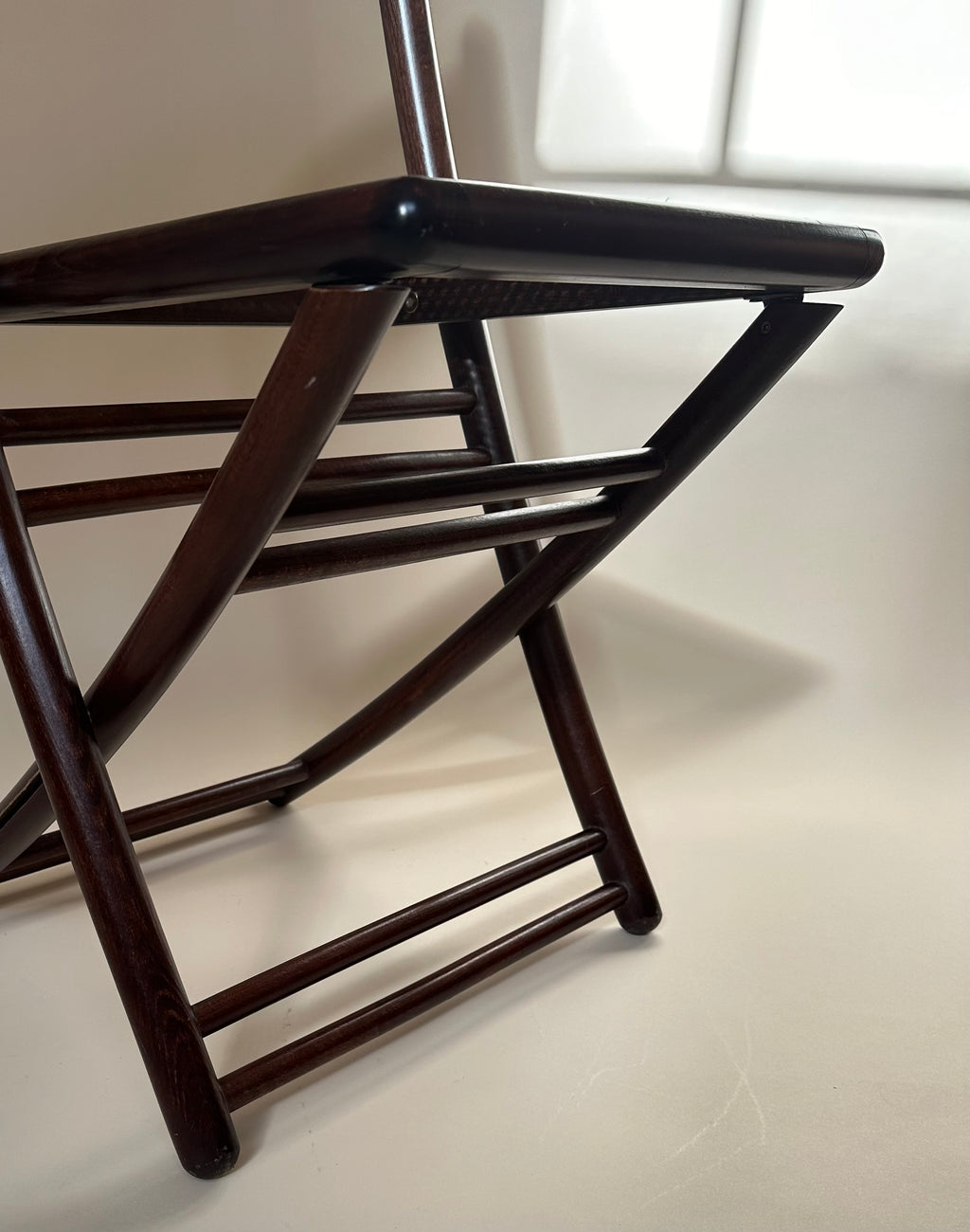 Chaises pliantes en bois et cannage