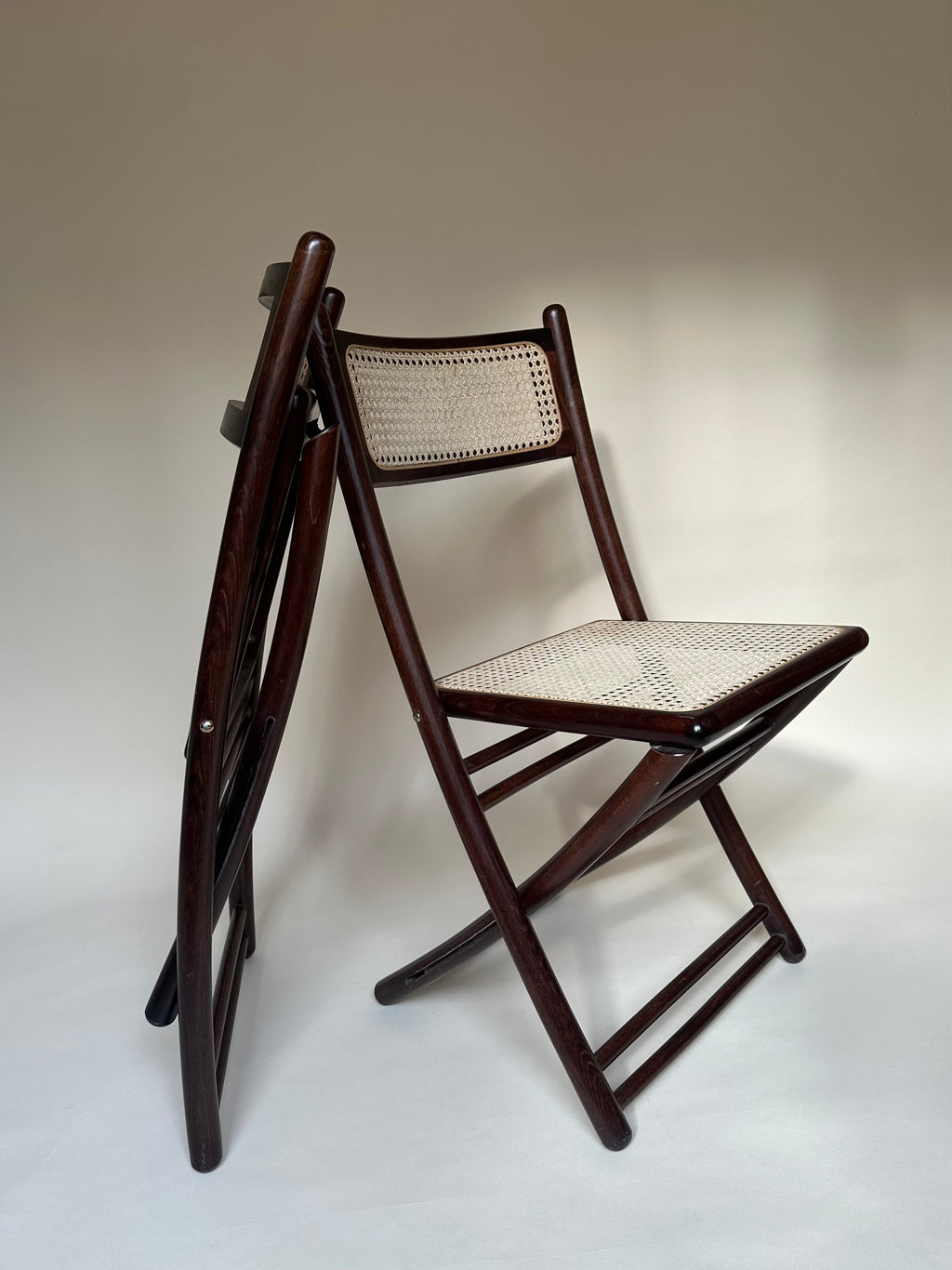 Chaises pliantes en bois et cannage